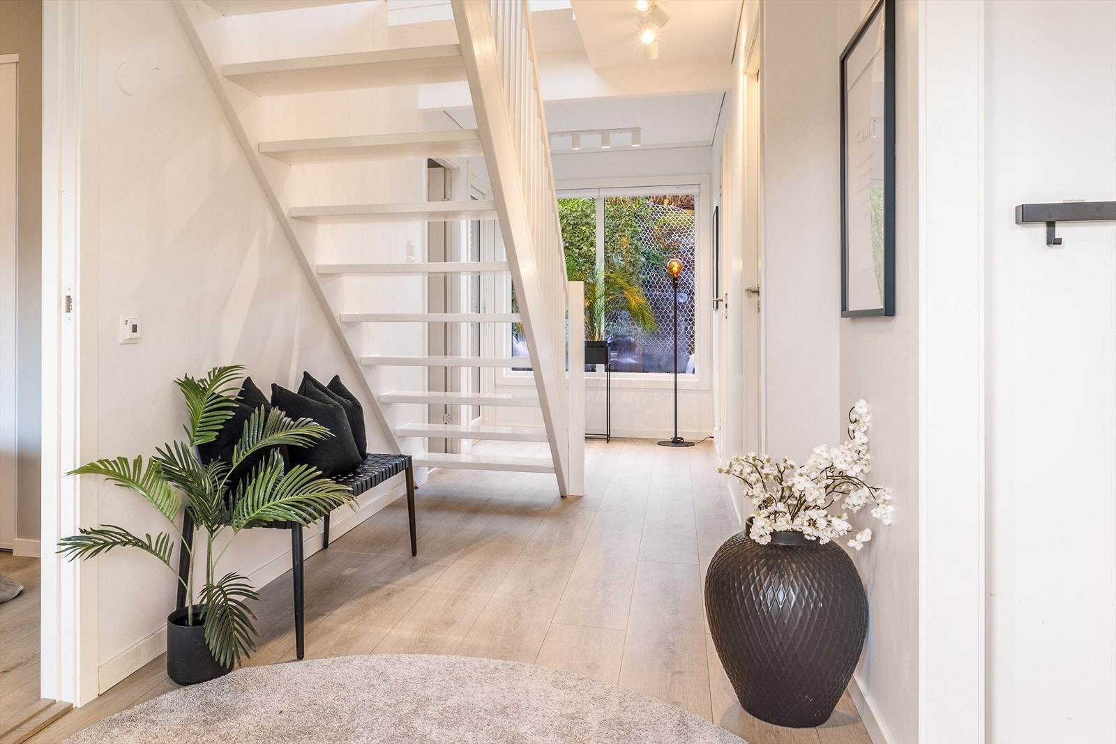 Fra gangen nede er utgang til boligens private hage. Galleribilde