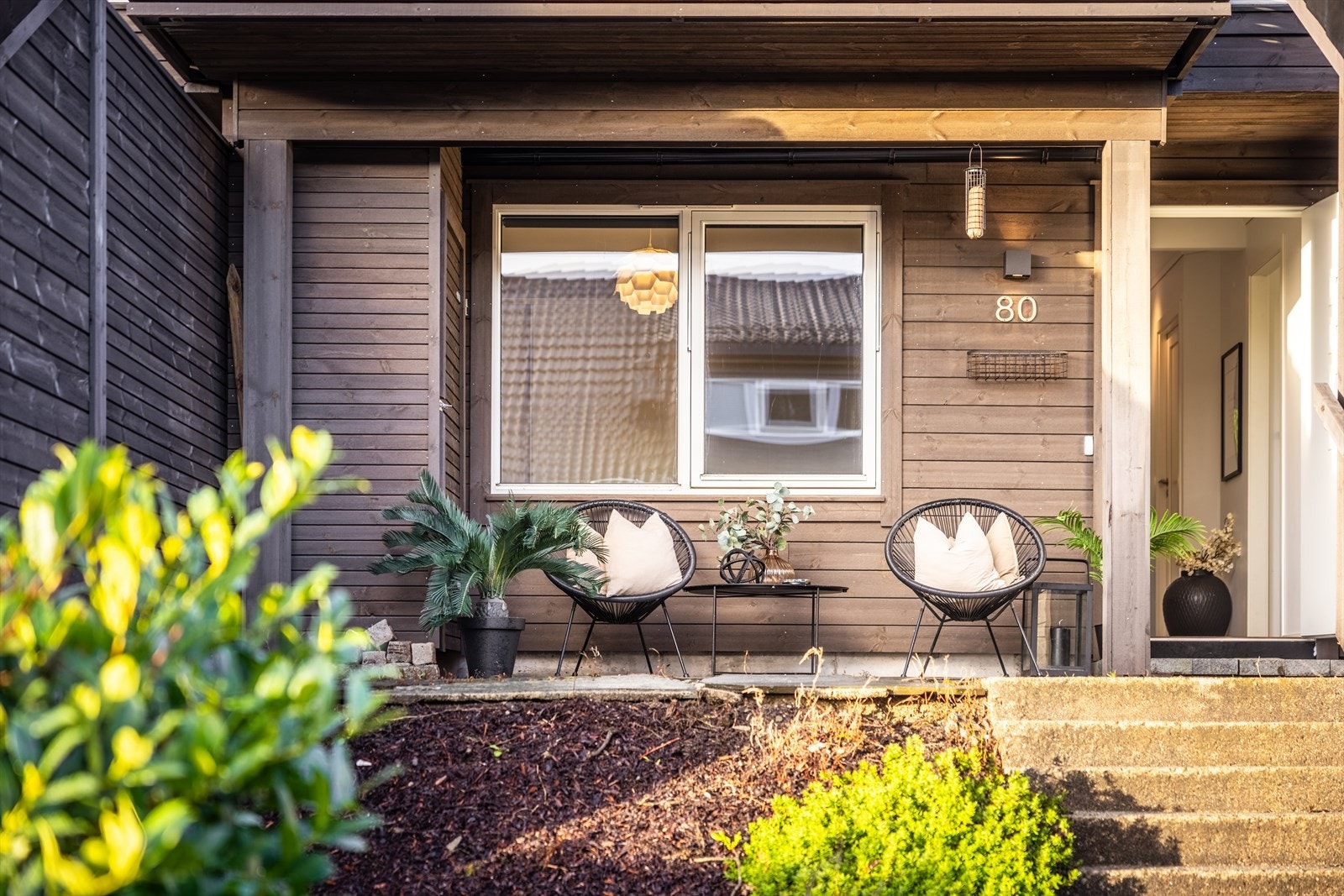 Det er også fine utearealer ved inngangspartiet. Galleribilde