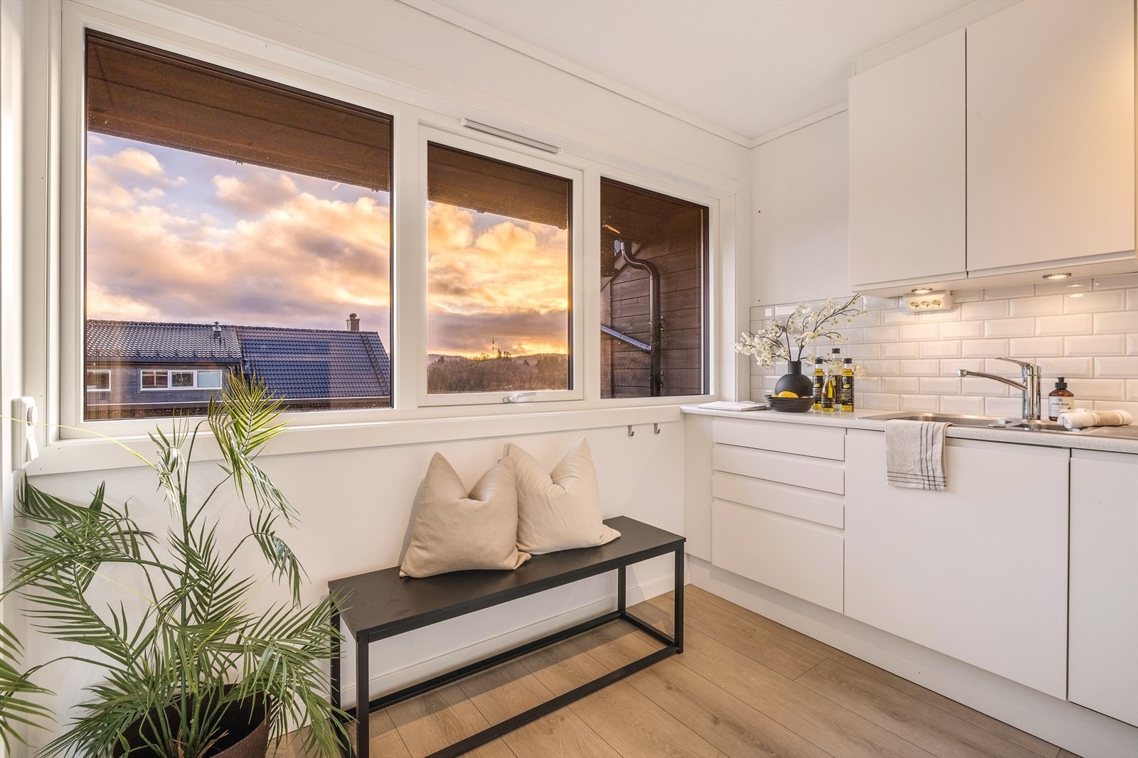 Boligen har et nyere og stilrent kjøkken med slette fronter og laminat benkeplate. Over benken er det lagt fliser, og løsningen er både praktisk og tidløs. Galleribilde