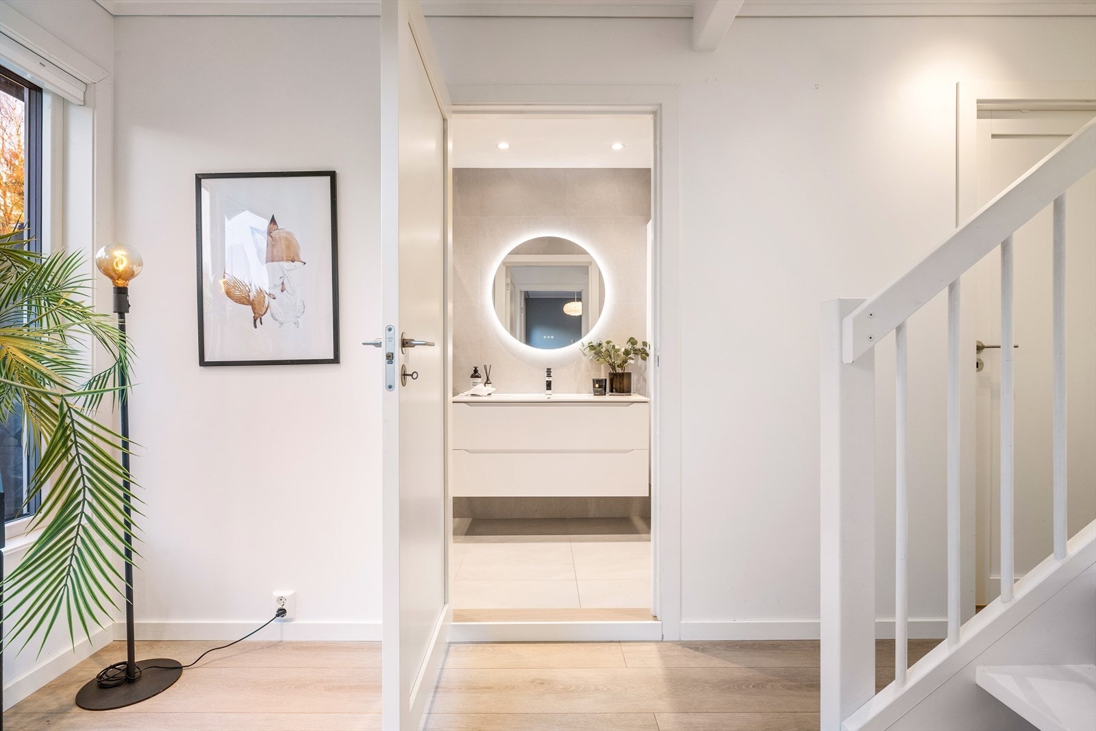 Boligens bad rett frem - vaskerommet inn døren til høyre. Galleribilde