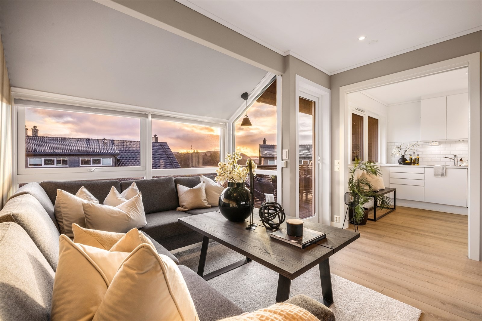 Stuen er delikat innredet med fine og jevne overflater både på gulv og vegger. Dagene eier har fått installert spotter. Galleribilde