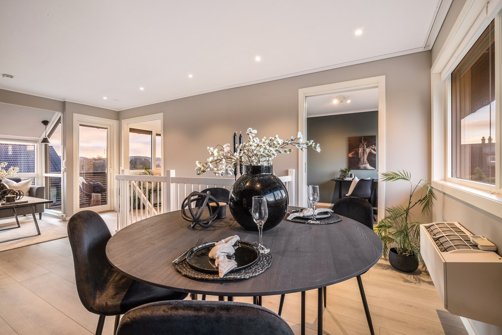 I denne etasjen er det et soverom. Legg merke til varmepumpen under vinduet (installert i 2021). Galleribilde