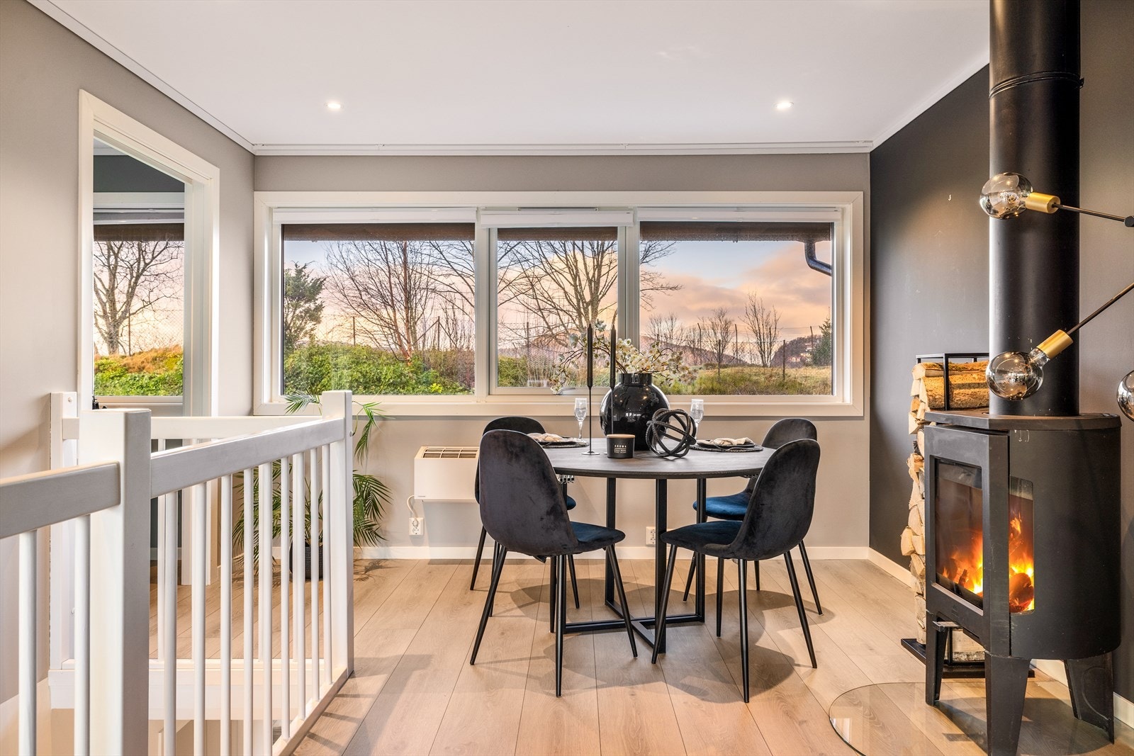 Dagens eier har spisestuen i andre enden av stuen. Her er også en lekker og meget varmeeffektiv vedovn. Galleribilde