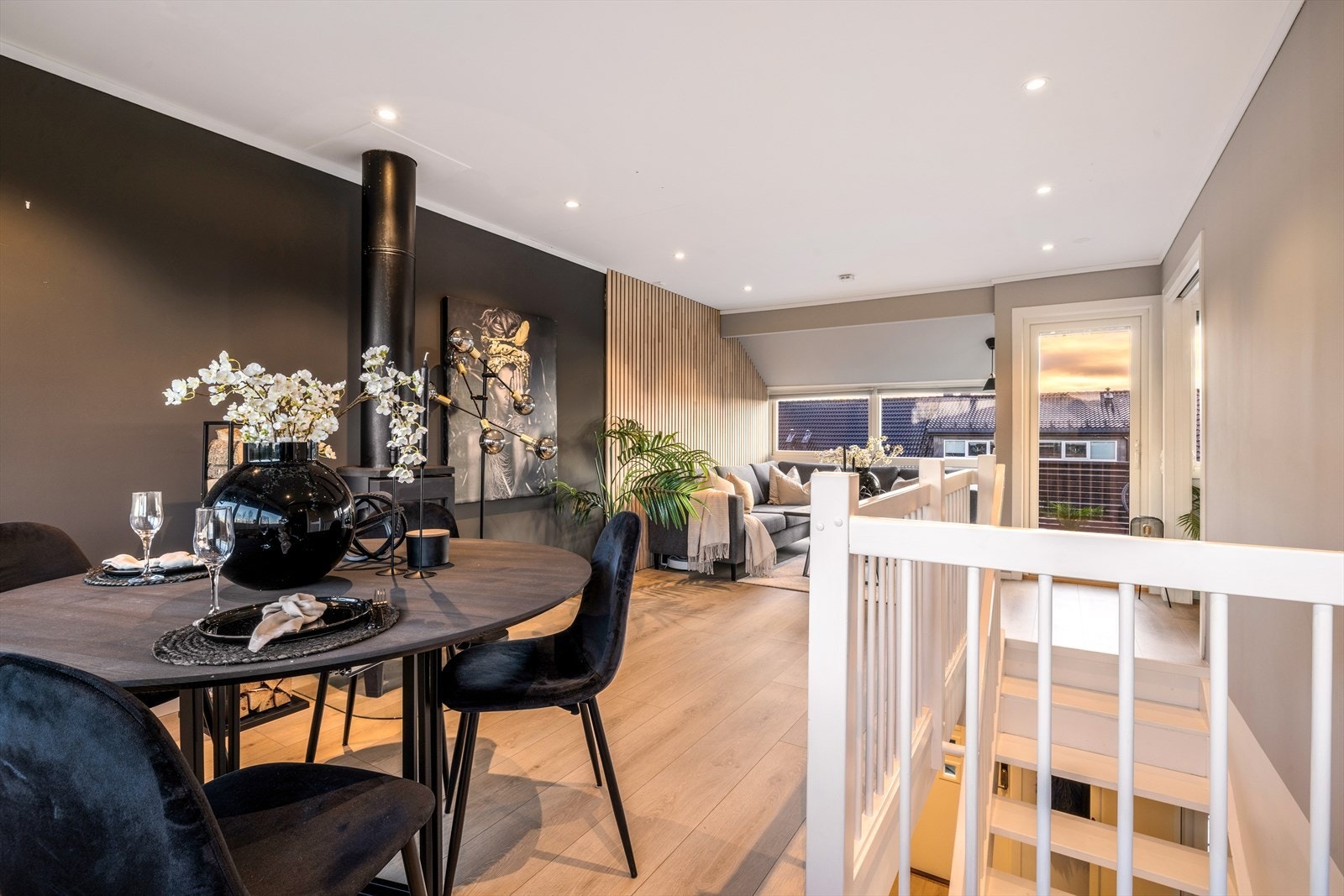 Boligen holder en gjennomgående god standard, med moderne, tidsriktige innredninger og en rekke oppgraderinger som gjør at hjemmet oppleves både funksjonelt og innbydende. Galleribilde