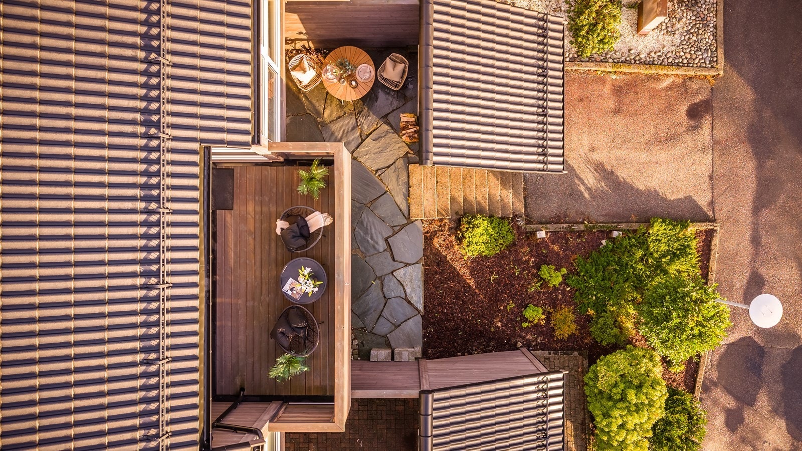 Altan i 2. etg. og en flott terrasse også ved inngangspartiet. Galleribilde