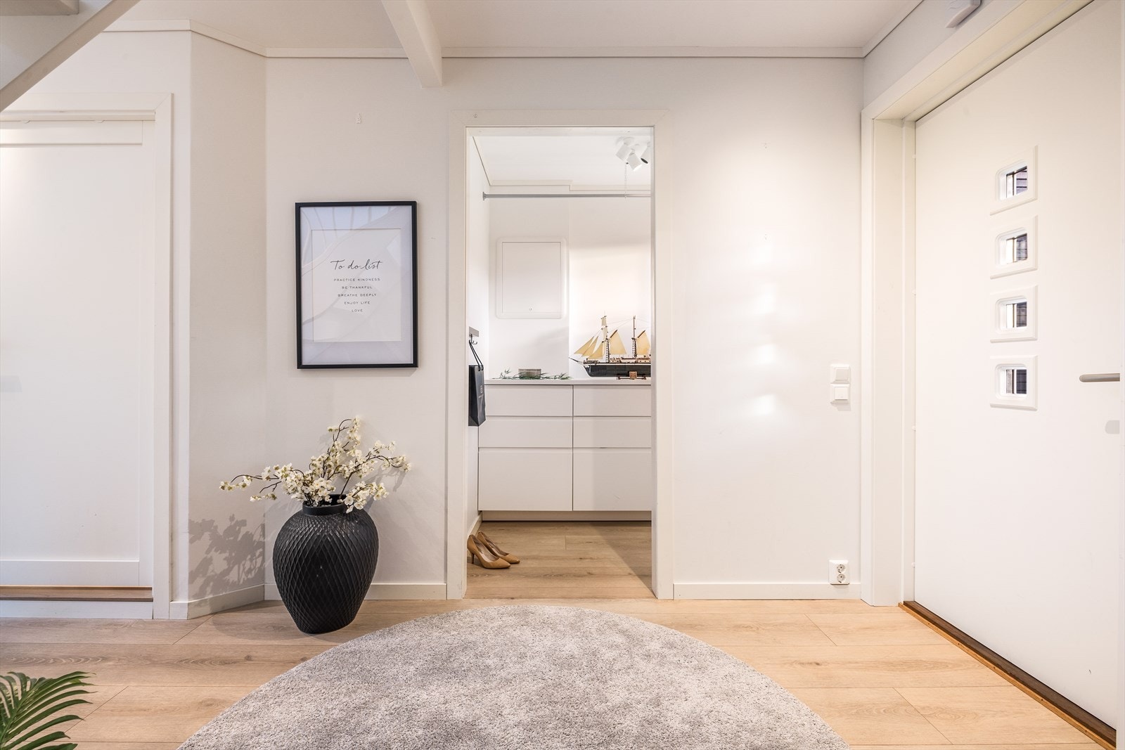 Pent inngangsparti med garderobe (rett frem) slik at man kan ha litt orden i sysakene. Galleribilde