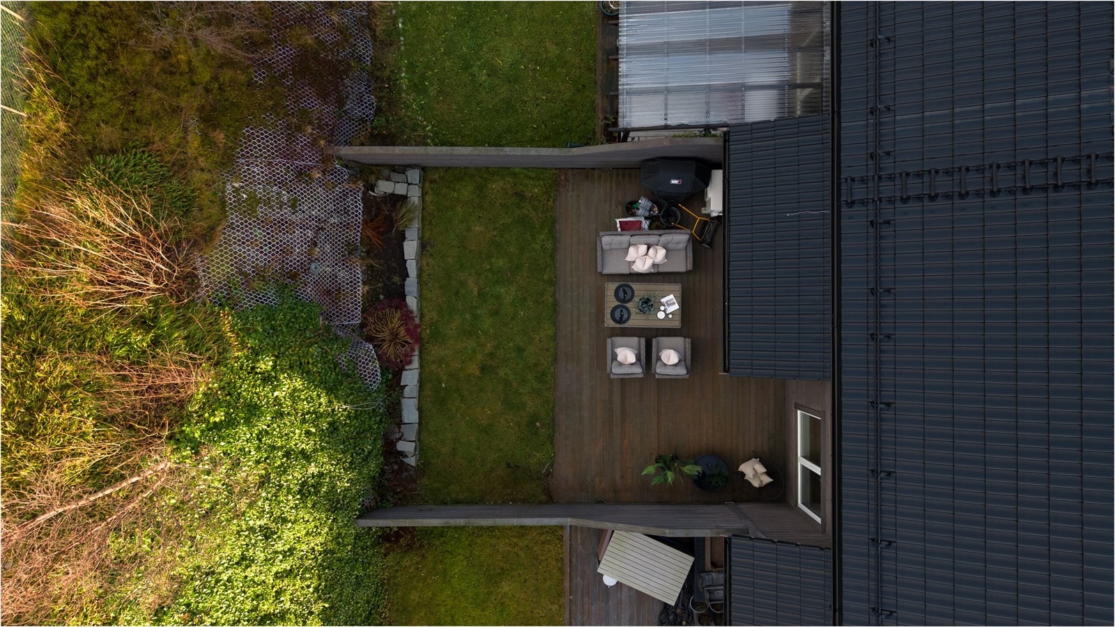 Boligen har gode solforhold og fine uteområder både mot øst og mot vest. Her er hagen mot vest. Galleribilde