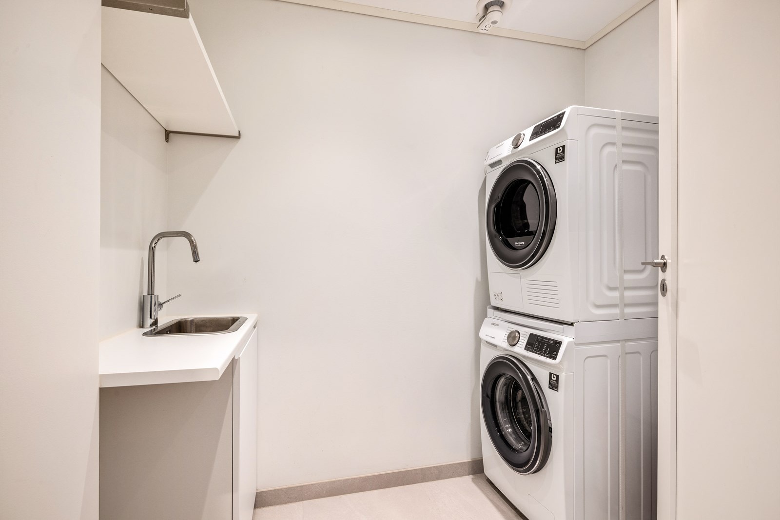 Pent og praktisk vaskerom med utslagsvask og plass til oppbevaring. Galleribilde