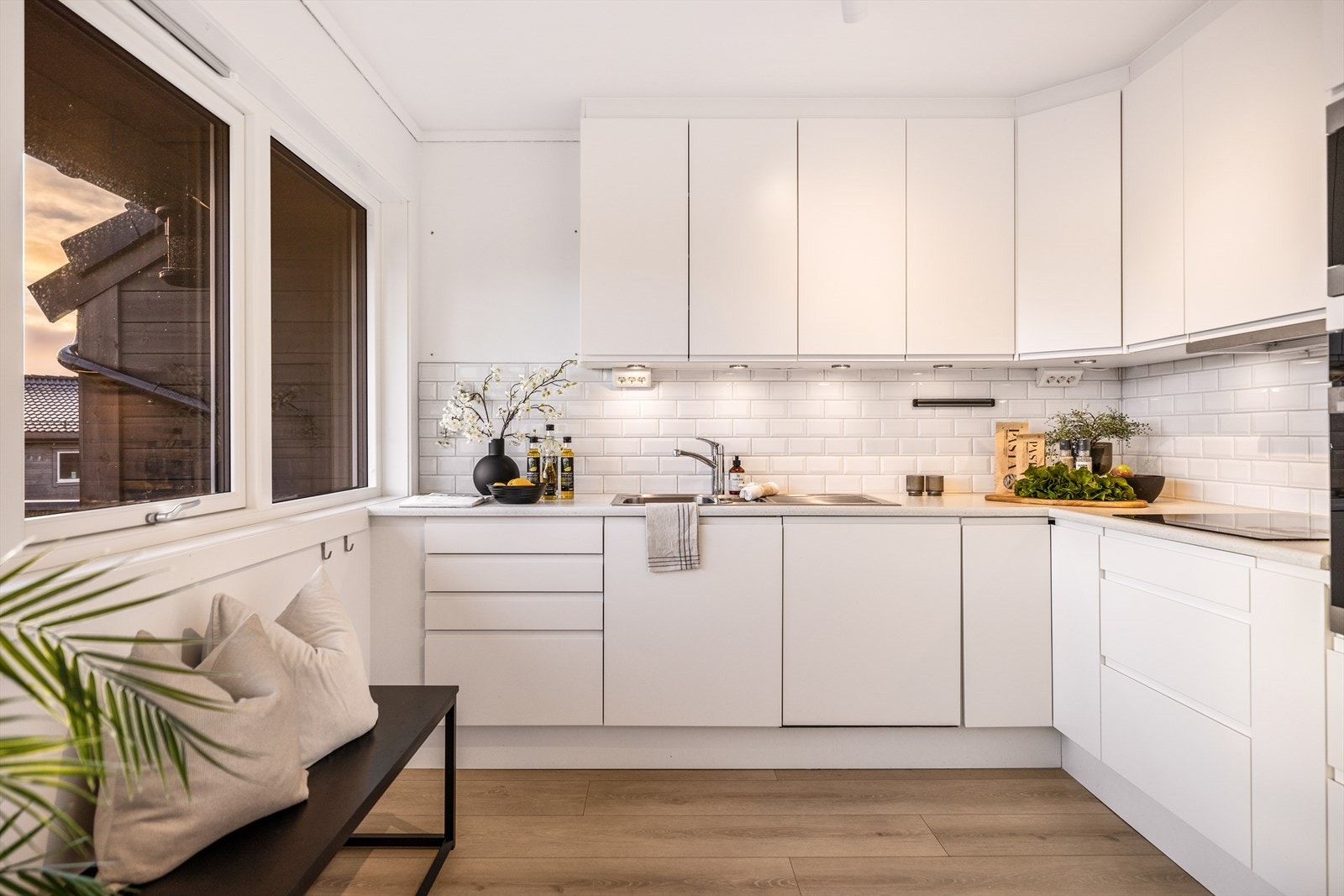 Kjøkkenet er fullt utstyrt med integrerte hvitevarer som iduksjonsplatetopp, stekeovn, mikrobølgeovn, kjøl- og frys,
oppvaskmaskin. Galleribilde