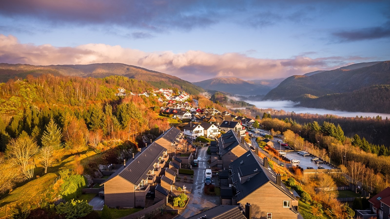 Området består hovedsakelig av nyere småhus- og rekkehusbebyggelse og er kjent for sitt trygge bomiljø, lite trafikk og nærhet til natur - et ideelt sted for barnefamilier. Galleribilde