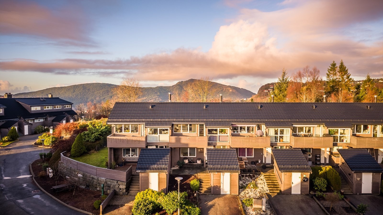 Rekkehuset i Kjenndalsåsen 80 ligger i et av de mest familievennlige boligområdene på Nesttun - med kort vei til barnehager, skoler, gode kollektivtilbud, et mangfold av butikker og vakker natur. Galleribilde