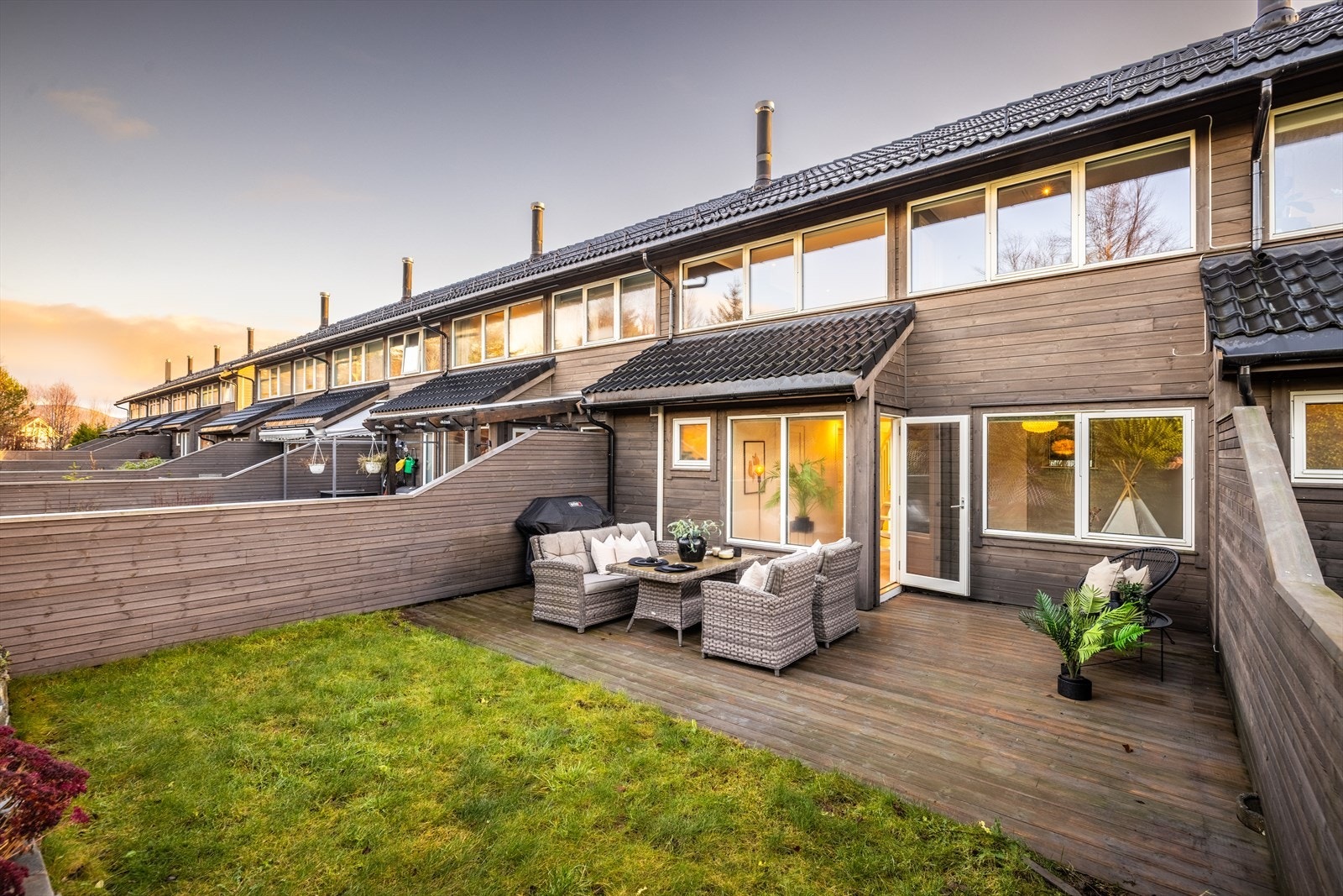 Strøkent rekkehus med garasjeplass, flotte hage- og uteområder, meget god standard og en barnevennlig beliggenhet. Galleribilde