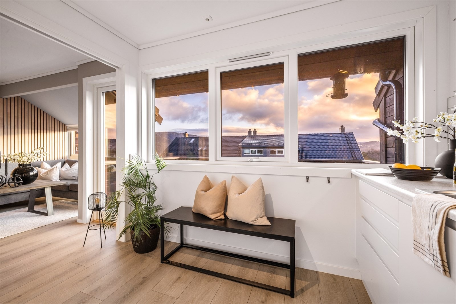 Store vinduer på kjøkkenet gir god og luftig atmosfære. Galleribilde