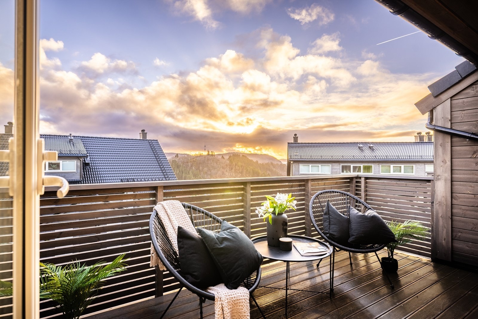 Fra stuen er utgang til denne etasjens altan. Et perfekt sted å nyte morgenkaffen. Galleribilde