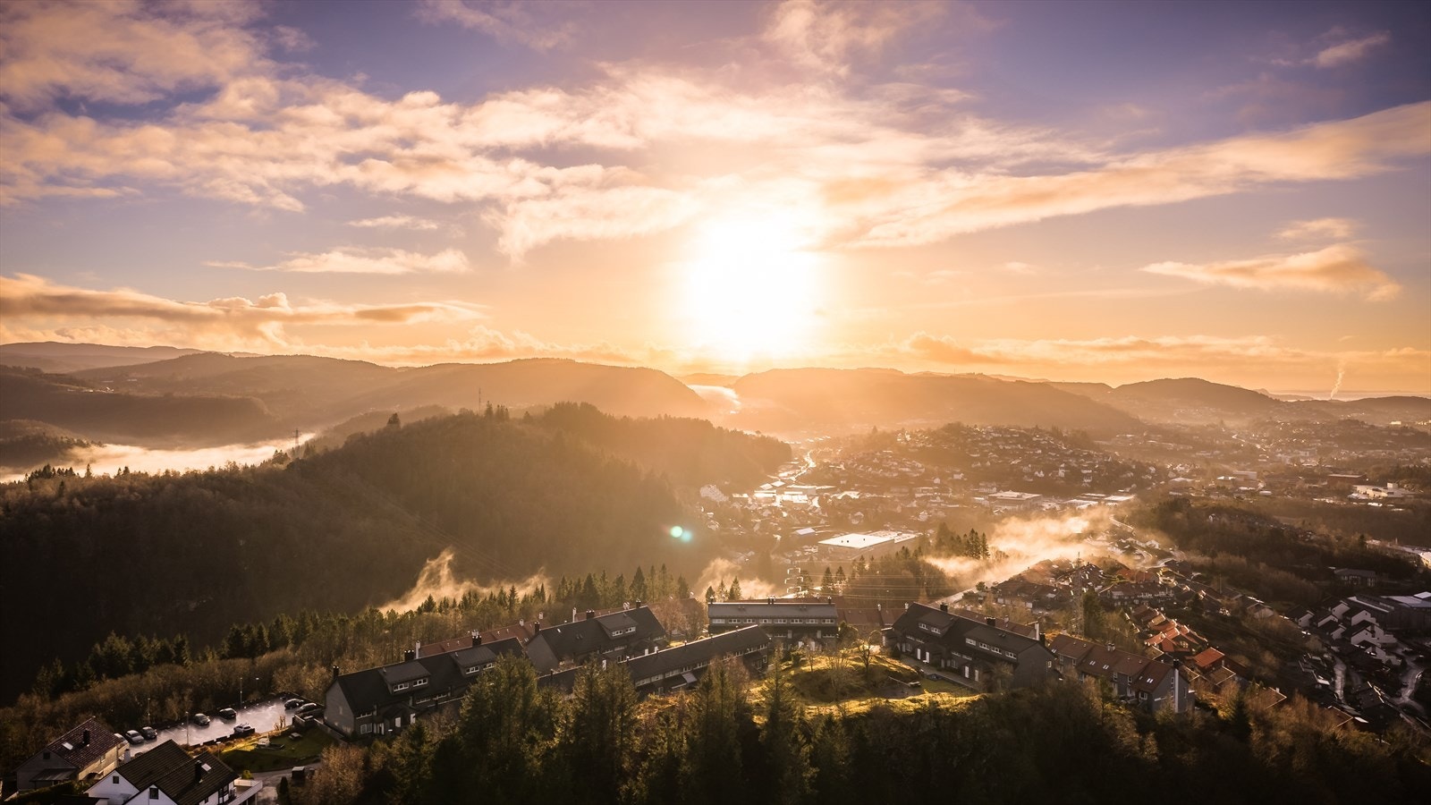 Her får du en praktisk og behagelig hverdag i et rolig og trivelig nabolag, samtidig som du har enkel tilgang til alt av service, fritidstilbud og turmuligheter. Galleribilde