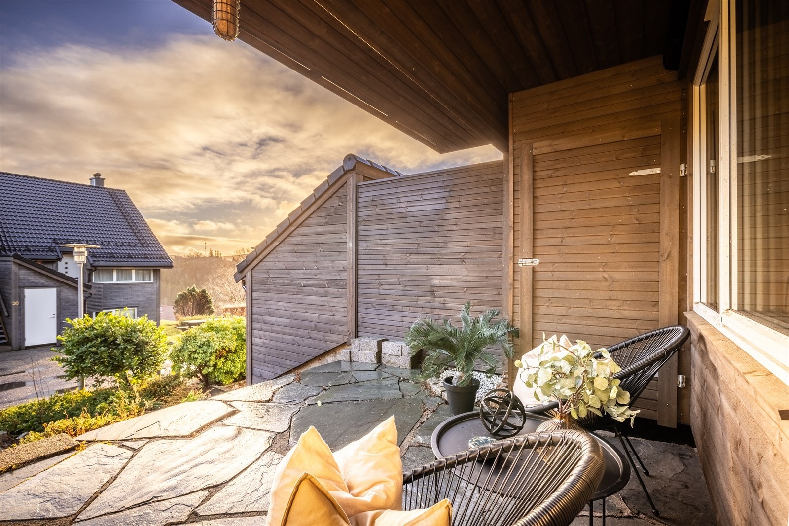 Her kan morgenkaffen nytes mens barna øver på å sykle i den bilfrie gaten. Galleribilde