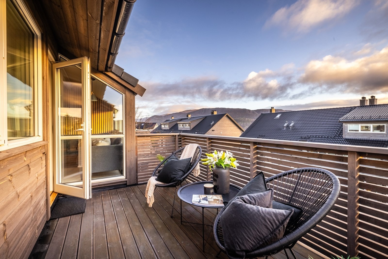 Utsikt også mot Gullfjellet, det høyeste fjellet i Bergen kommune. Galleribilde