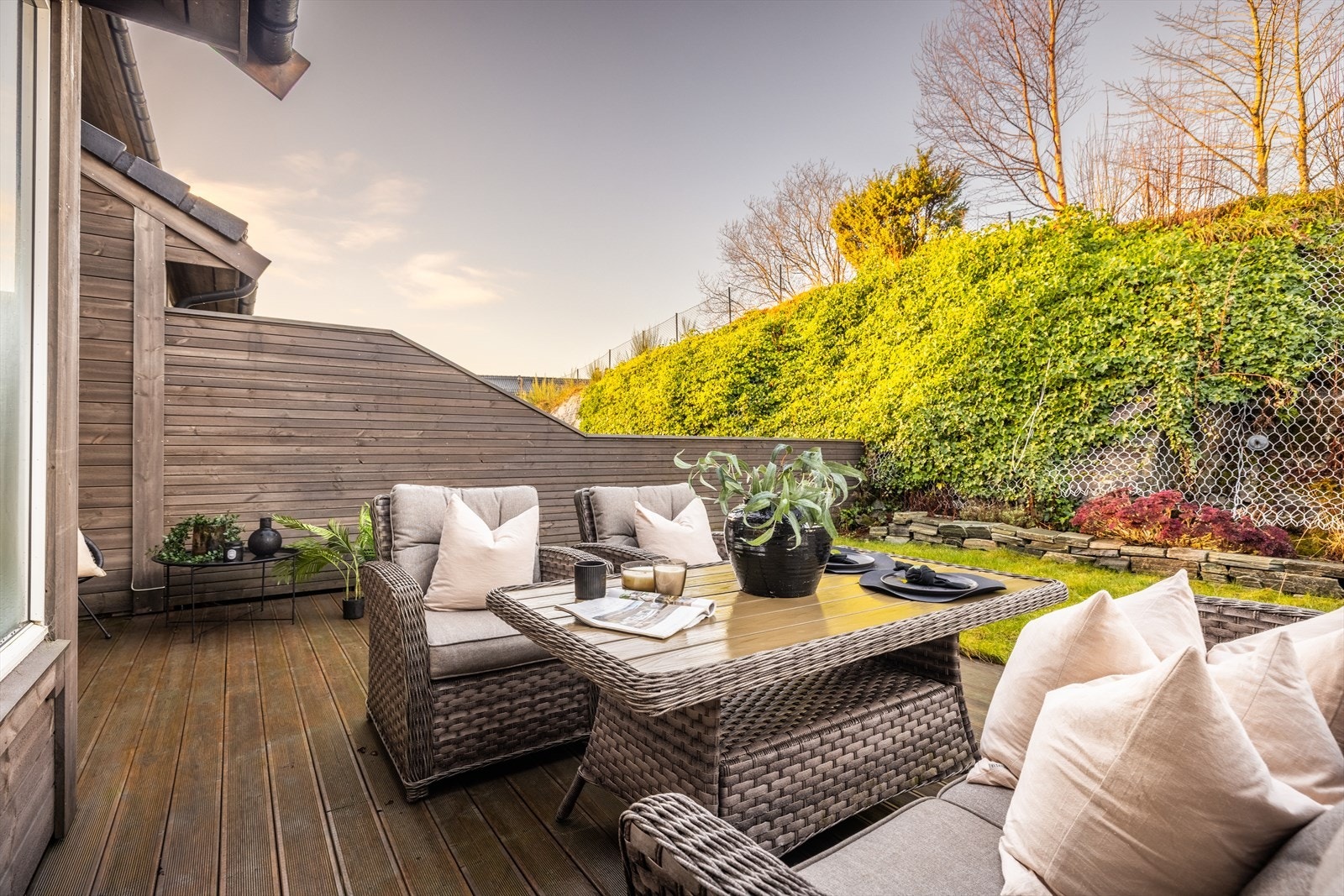 Meget flotte og privat utearealer mot vest. Privat med både gress og terrasse-platting. Galleribilde