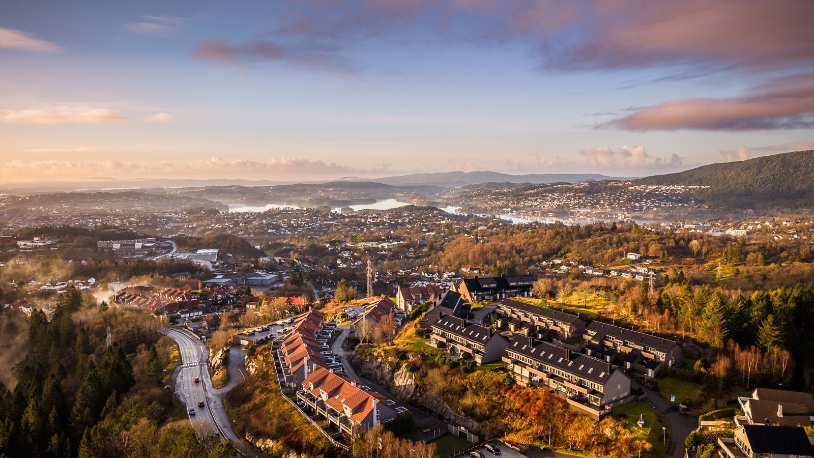 Bussrute 16E har hyppige avganger mot Bergen sentrum og mot Nesttun senter. Busstoppet ligger innen kort gangavstand. Galleribilde