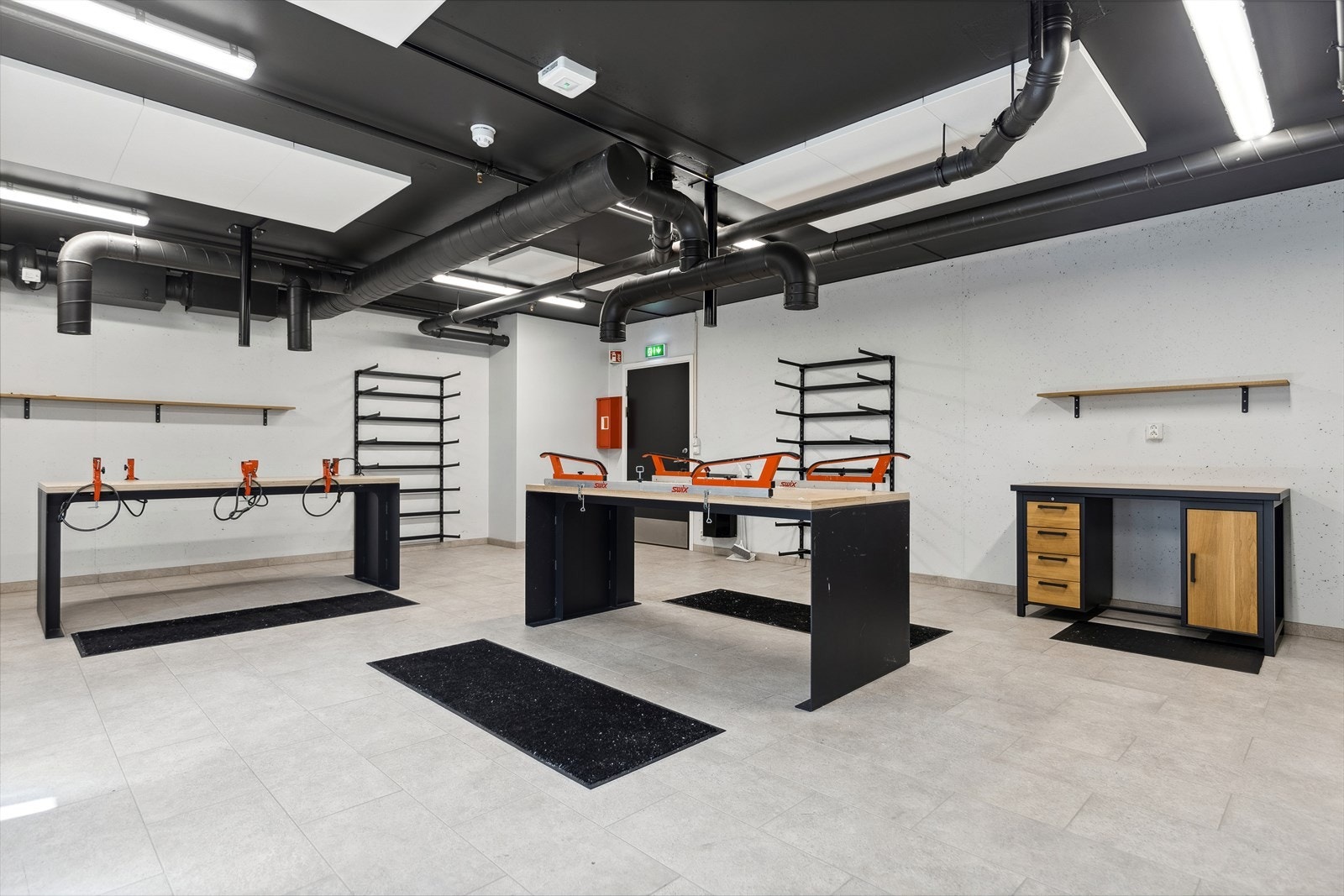 Disse fasilitetene er tilgjengelige for beboerne og gir enkel og trygg oppbevaring av sykler samt et praktisk sted for vedlikehold av ski eller sykkelutstyr. Galleribilde