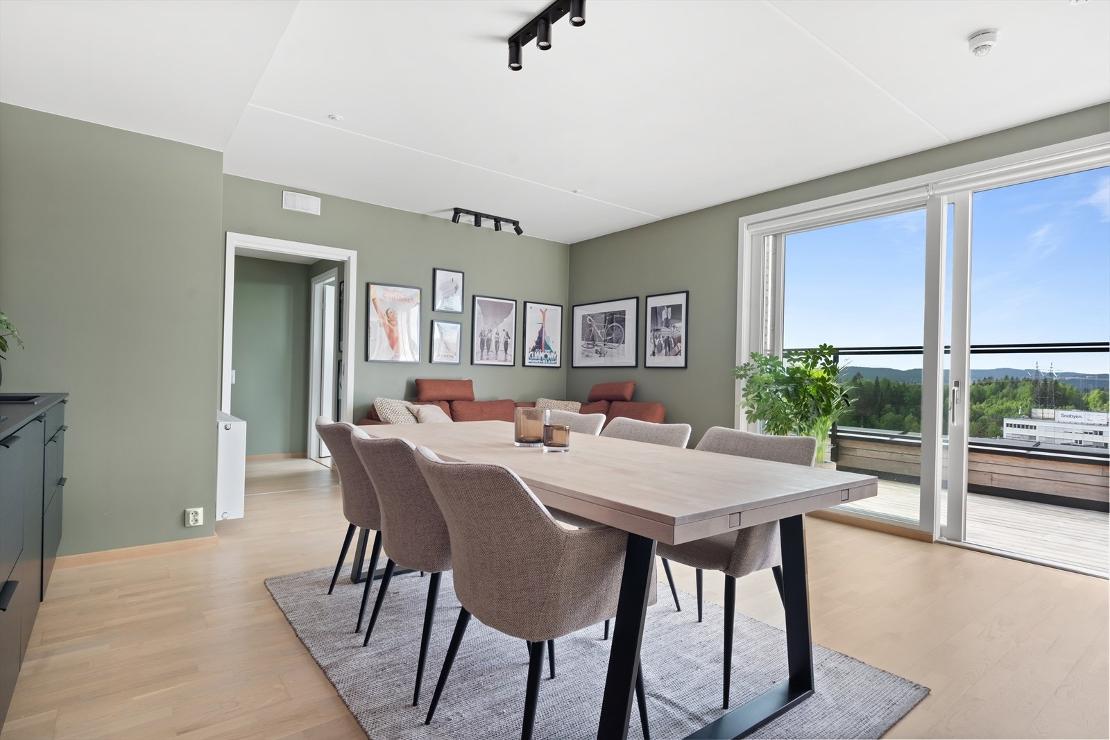 De store vindusflatene slipper inn rikelig med dagslys og bidrar til den åpne og luftige atmosfæren. Galleribilde