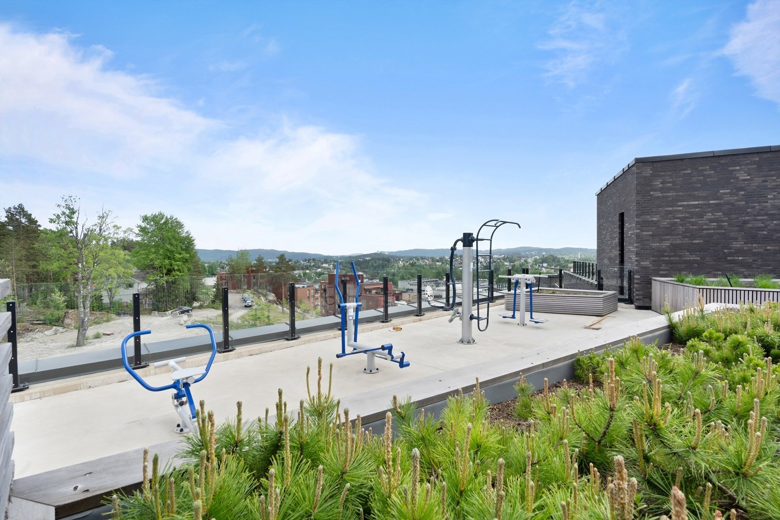 På takterrassen til sameie er det plassert treningsapparater som fritt kan benyttes. Galleribilde