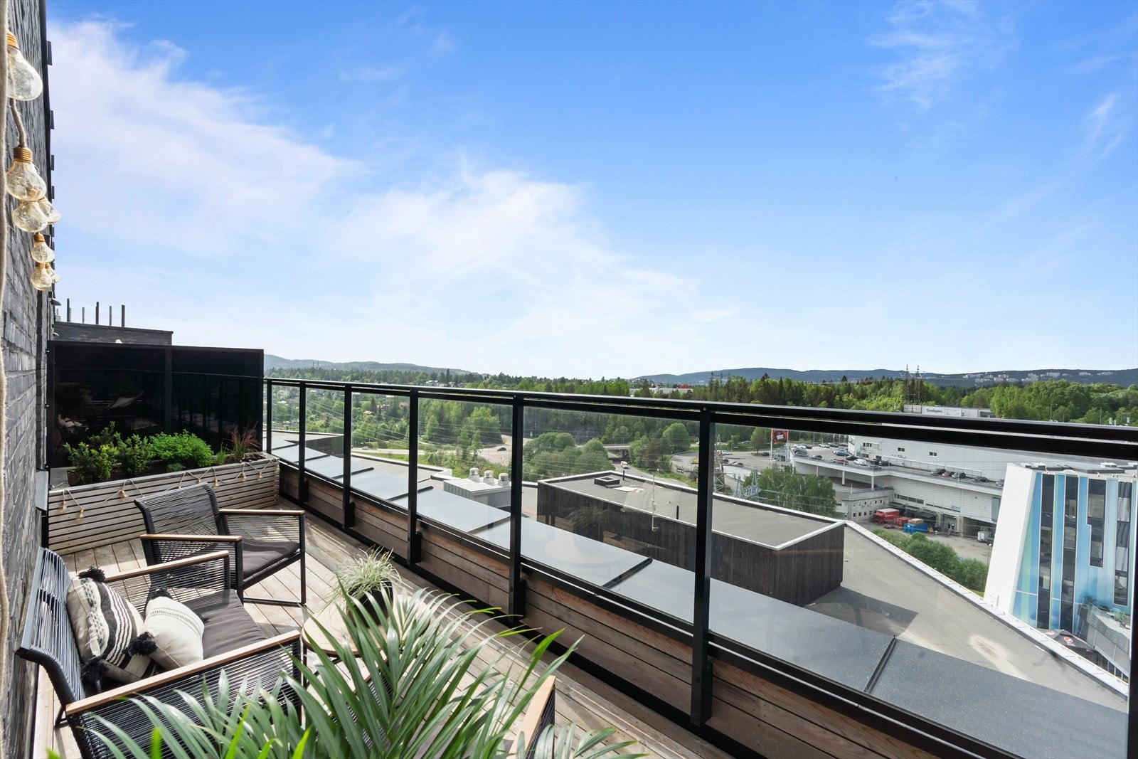 Terrassen oppleves som en forlengelse av stuen på varme sommerdager. Galleribilde