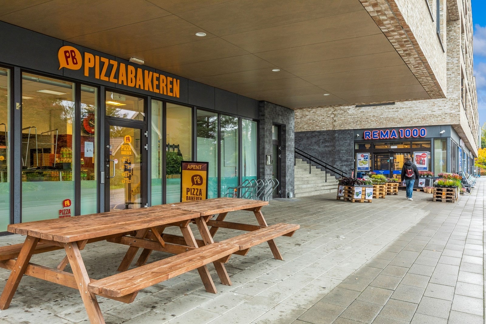 I nærområdet ligger lokalbutikken Rema 1000 for hverdagshandlingen. Ved siden av ligger Pizzabakeren klar til de dagene man bare ønsker å få det servert. Galleribilde