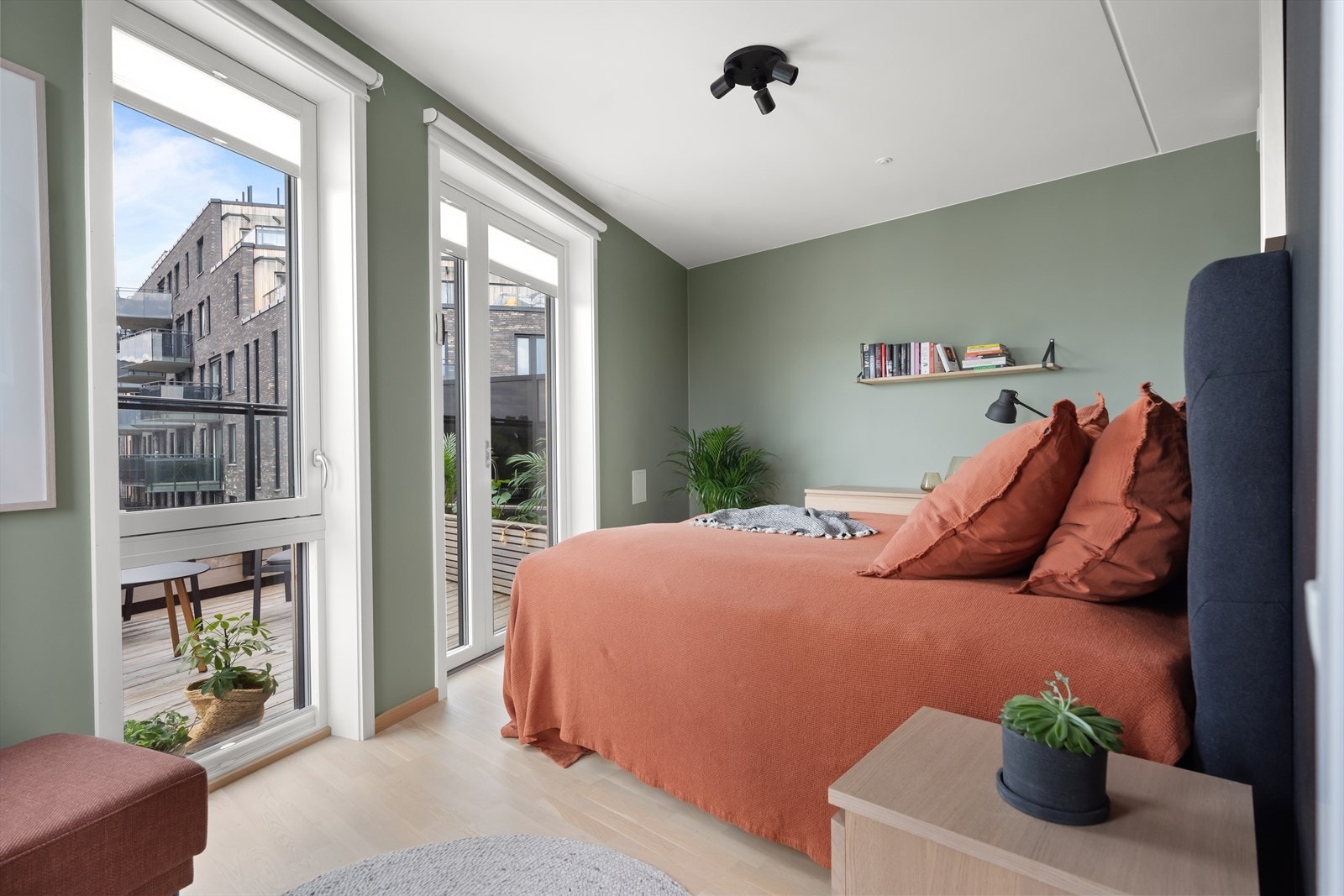 På soverommet har du store vindusflater som slipper godt inn med lys, samt utgang til den store terrassen hvor man kan nyte morgenkaffen. Galleribilde