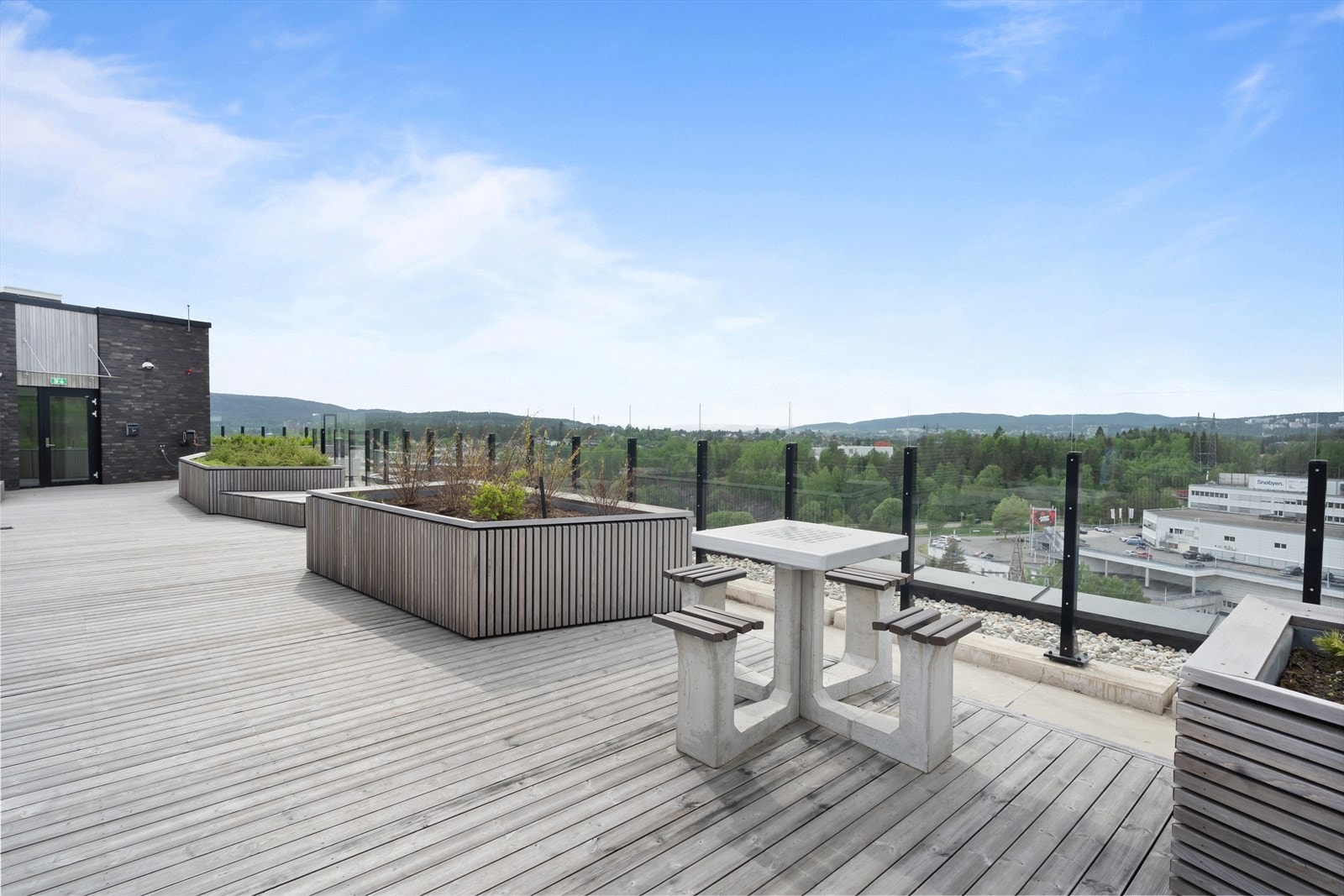 Fra takterrassen er det god utsikt over områdene rundt. Galleribilde