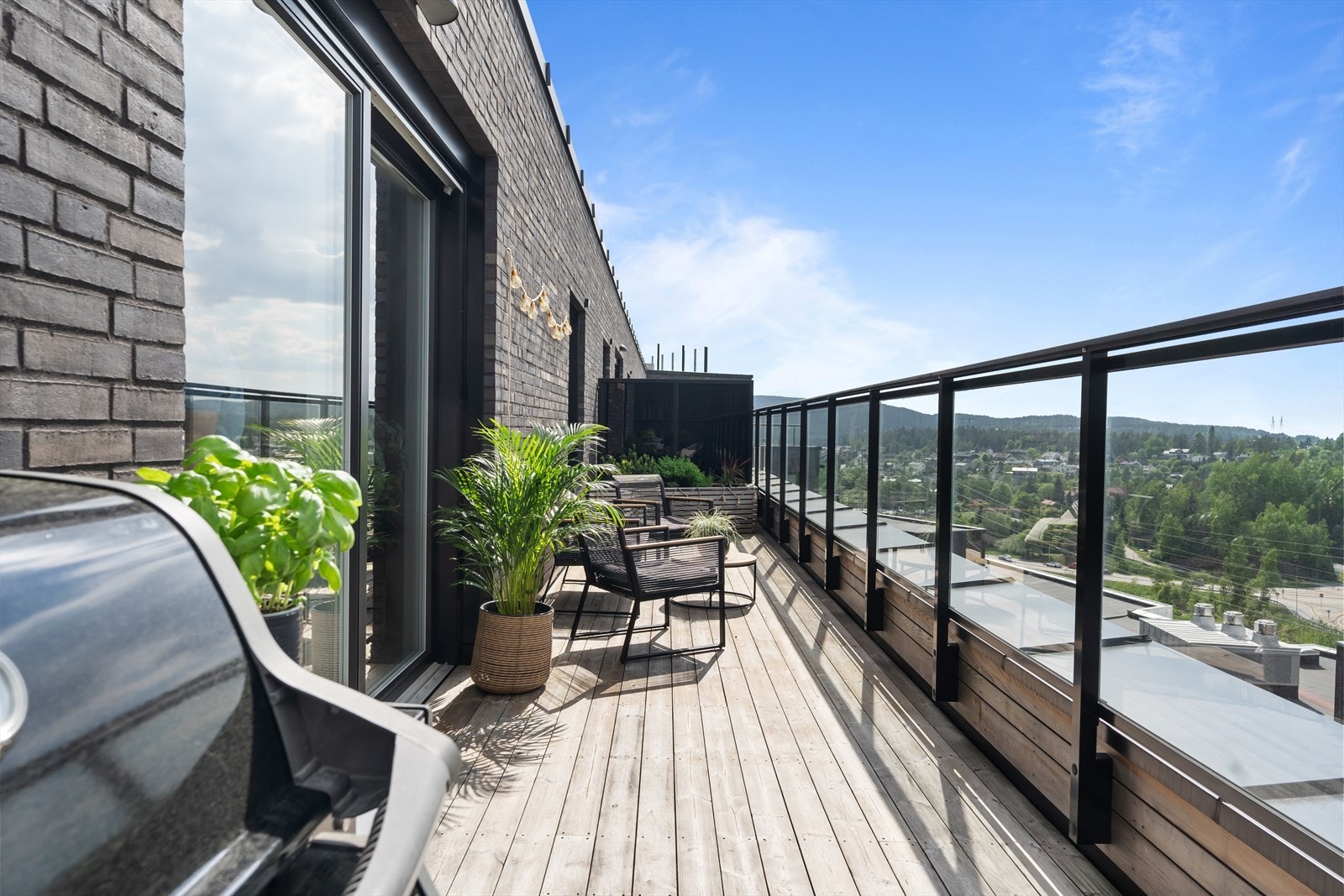 Terrassen kan brukes til hyggelige sammenkomster med god mat på grillen og god stemning. Galleribilde