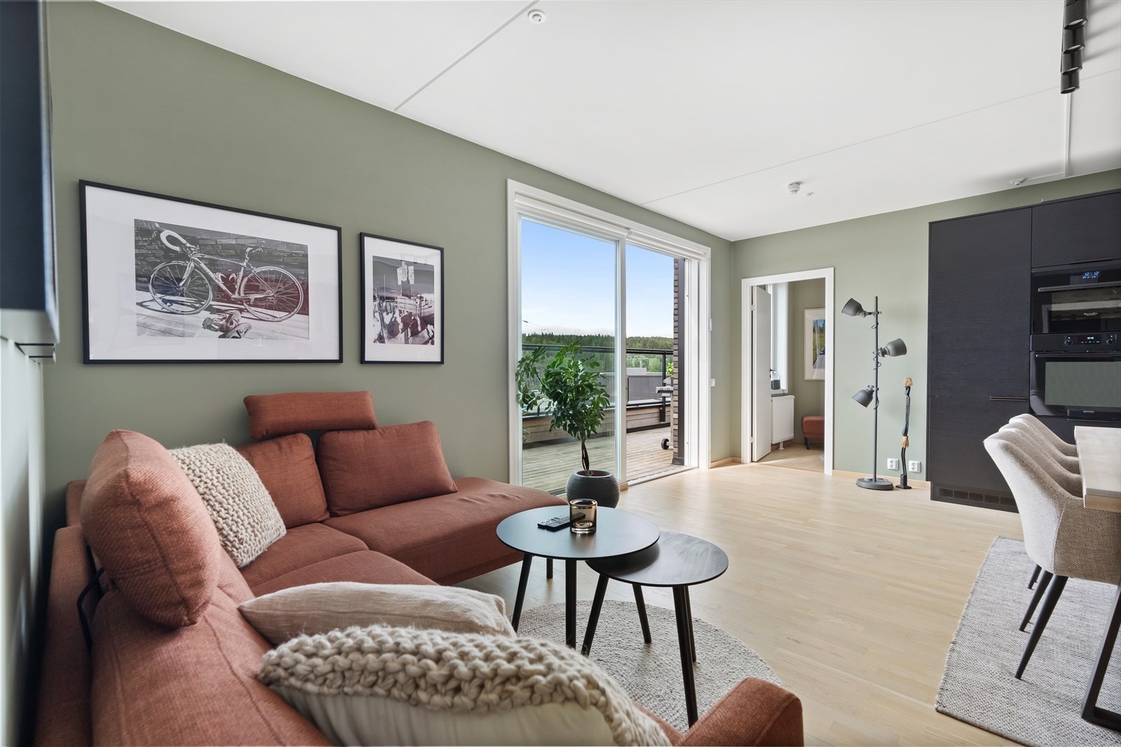 Blikkfanget i stuen er den nydelige utsikten over nærområdet og fine grøntområder. Galleribilde