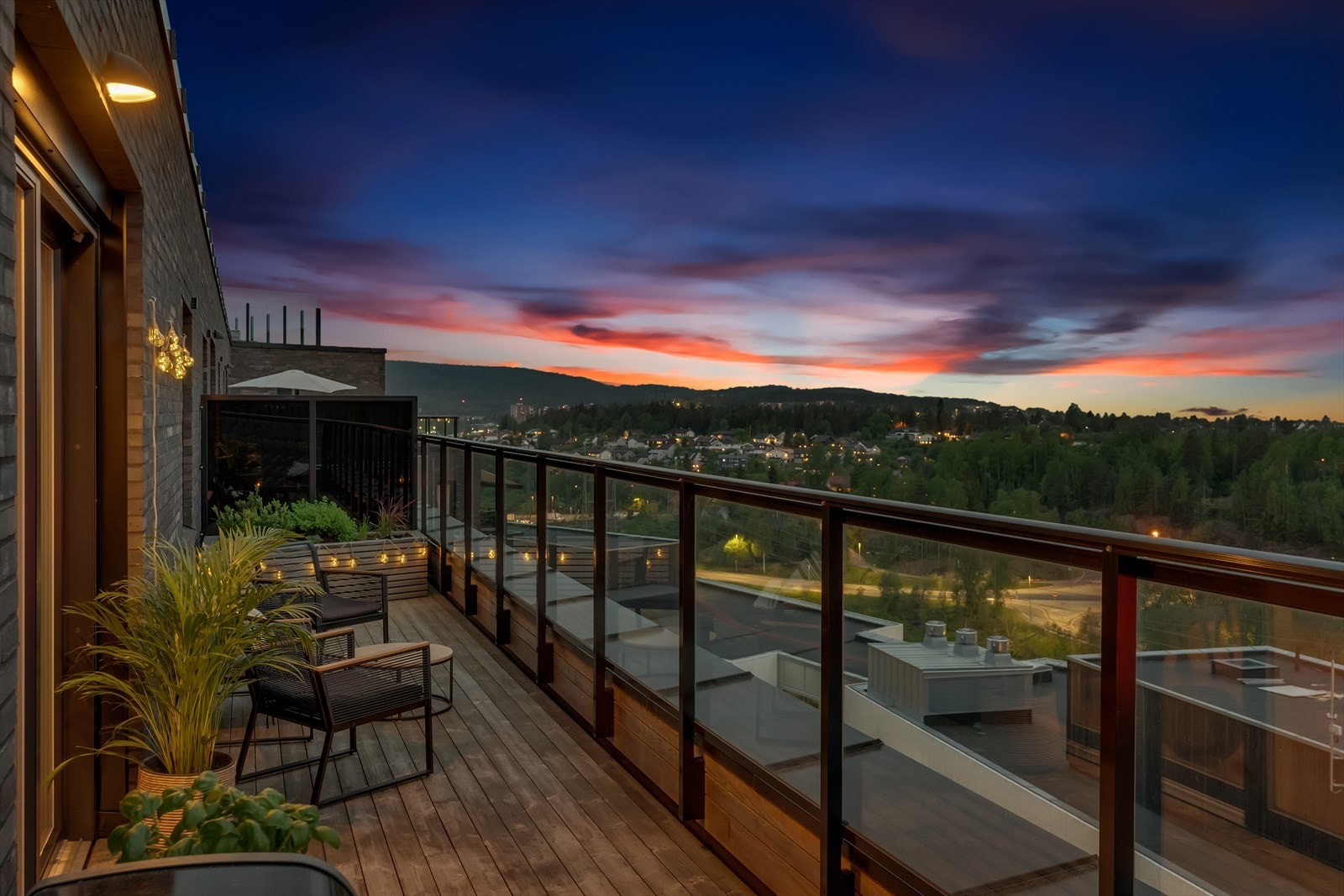 Her bor du høyt og luftig med nydelige solforhold og formidabel utsikt! Galleribilde