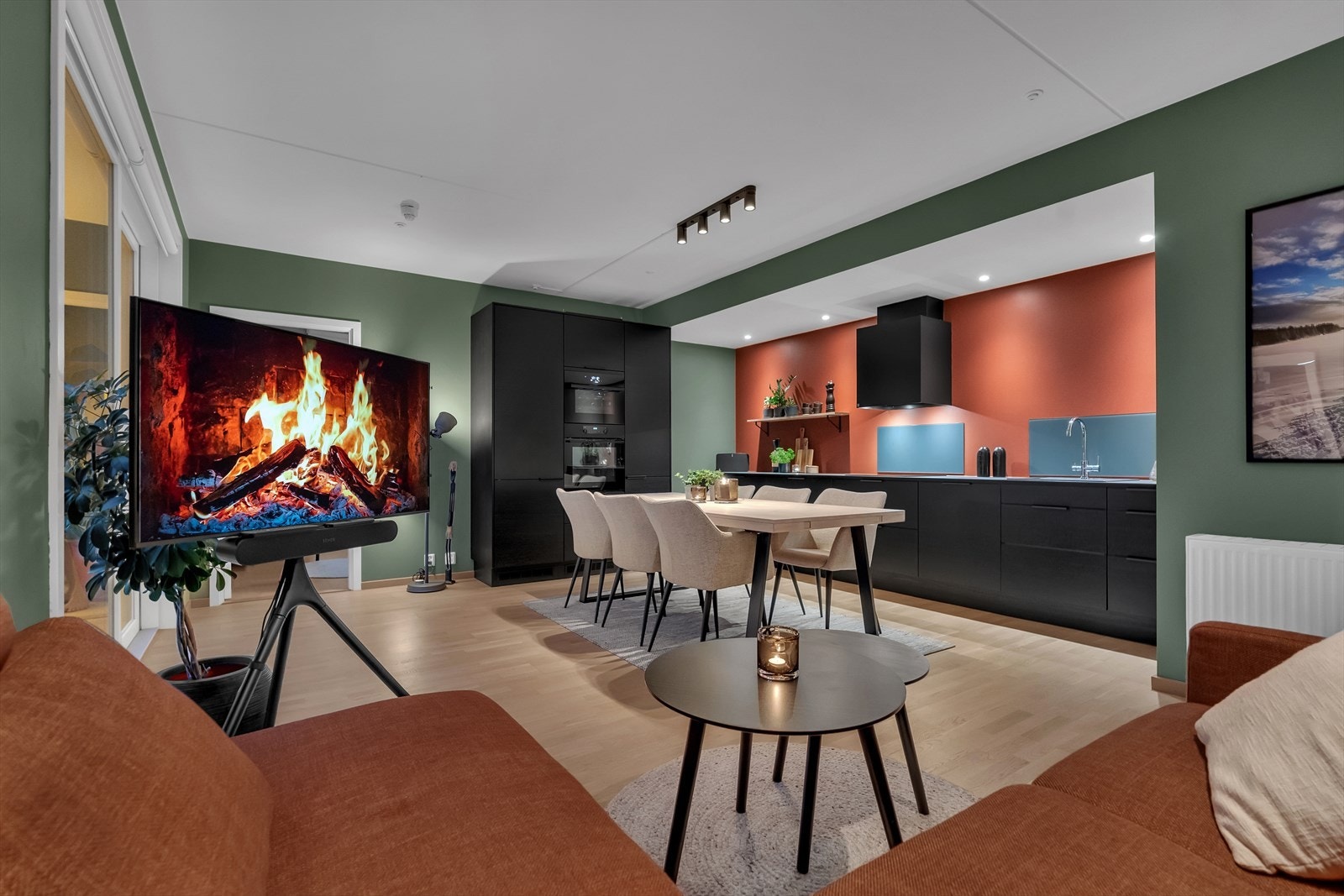 Det er åpen stue/kjøkken-løsning, som gjør at du enkelt er en del av det sosiale selskapet i stuen også mens det kokkeleres på kjøkkenet. Galleribilde