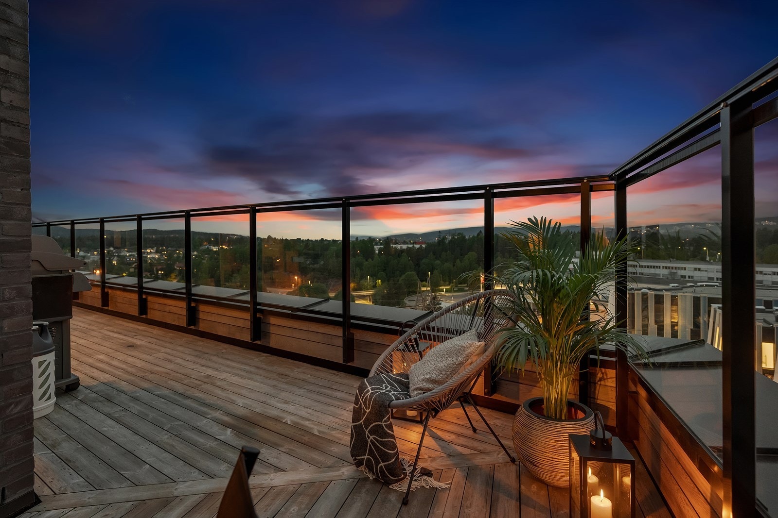 Fra terrassen har du nydelig panorama utsikt i flere retninger med blant annet store grøntområder. Her kan du sitte å nyte fantastiske solnedganger. Galleribilde