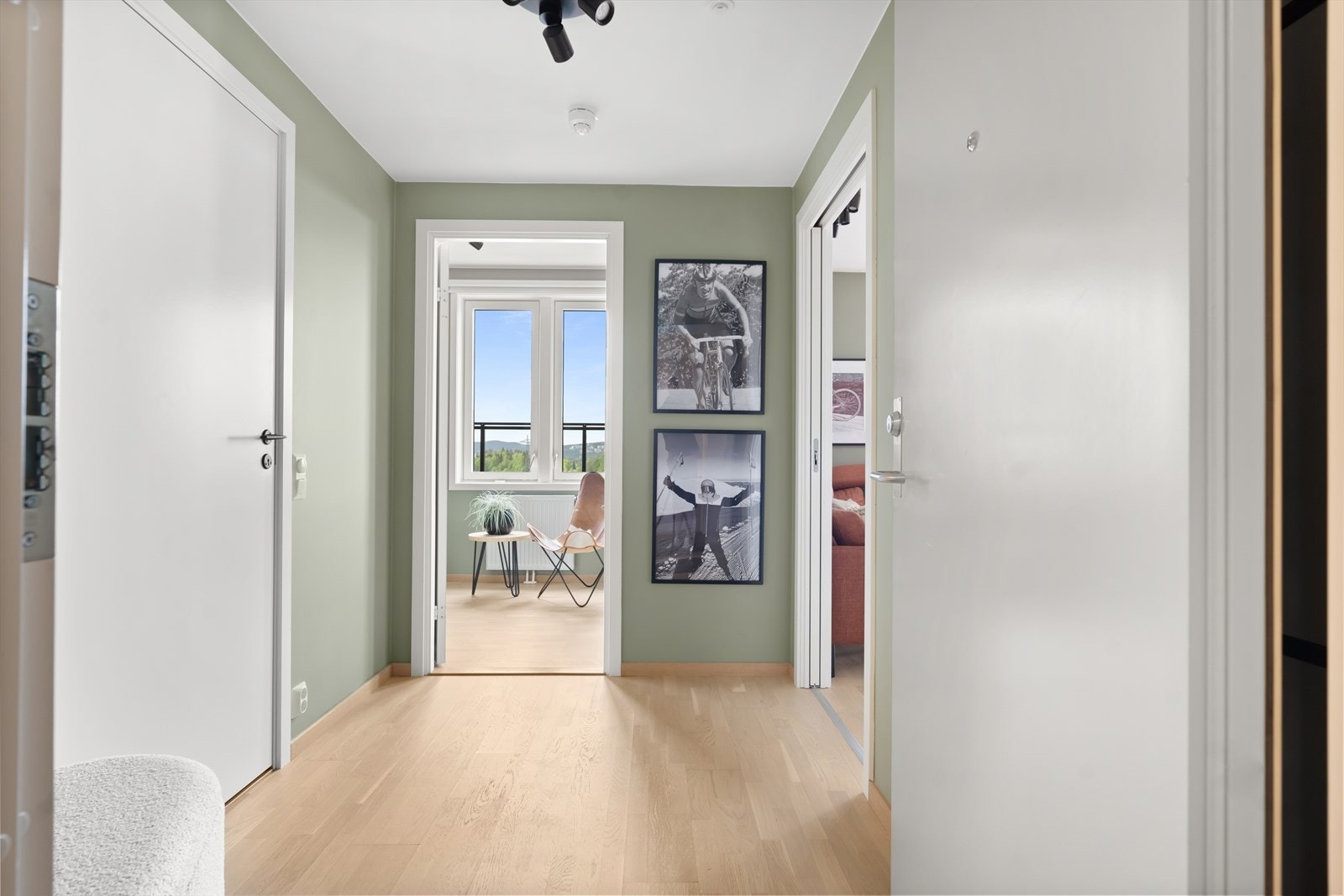 Velkommen inn! Dette lyse og behagelige synet møter deg når du kommer inn i leiligheten. Galleribilde