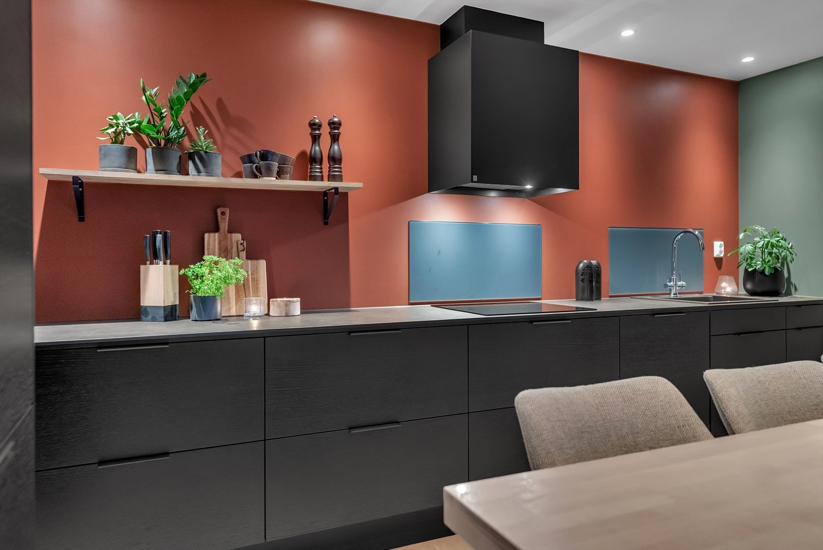 Kjøkkeninnredningen har god lagringsplass til alt av kjøkkenutstyr du måtte trenge. Galleribilde