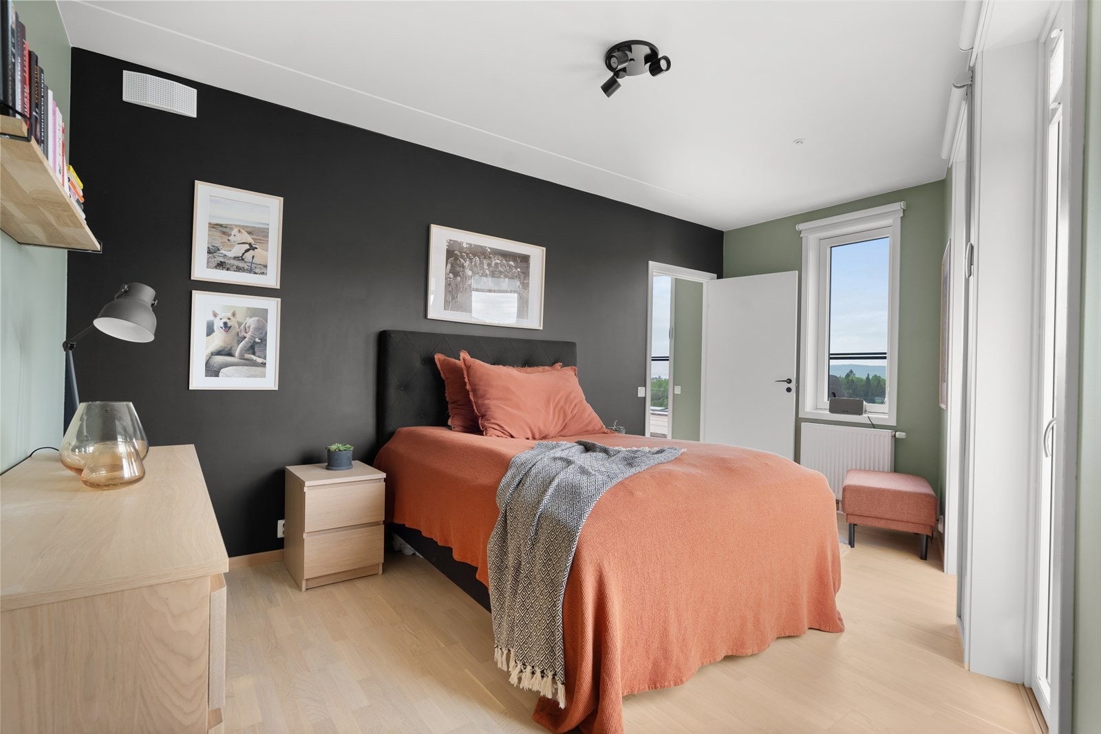 Hovedsoverommet er romslig og det er god plass til stor dobbeltseng og tilhørende møblement. Galleribilde