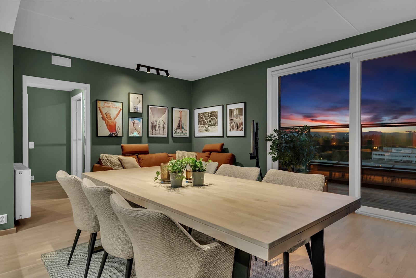 Den åpne løsningen gjør at du har god plass til både stor spise- og sofagruppe. Galleribilde