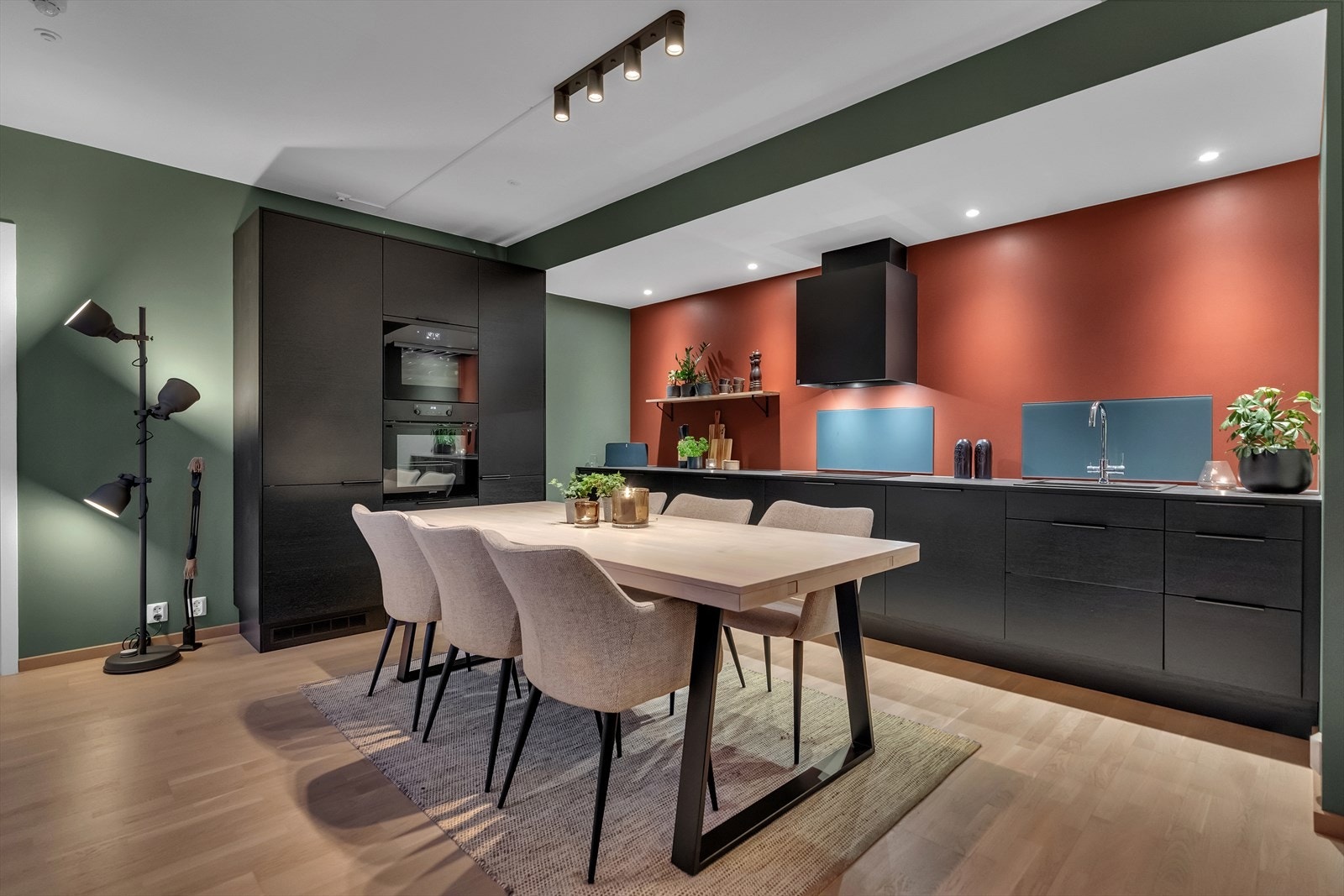 Kjøkkenet er et påkostet Norema kjøkken i en kul utføring med svart, matt finish. Galleribilde