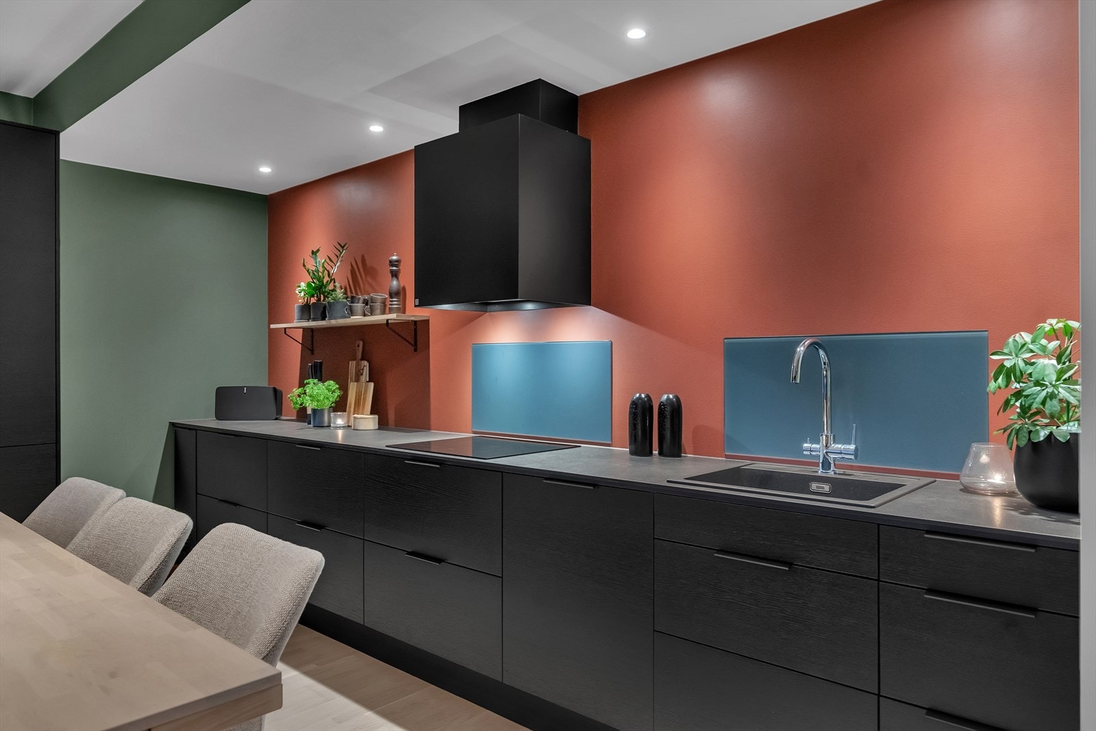 Her har hobbykokken nok av benkeplass til å utfolde seg fritt. Galleribilde