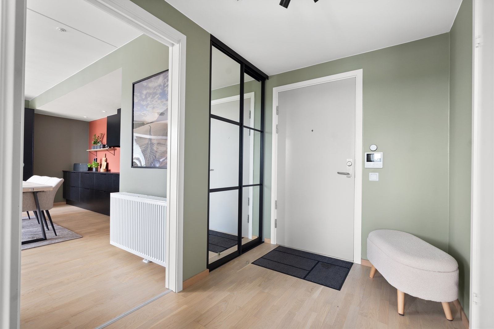 I gangen er det plassert et garderobeskap for god oppbevaring av ytterklær og sko. Galleribilde