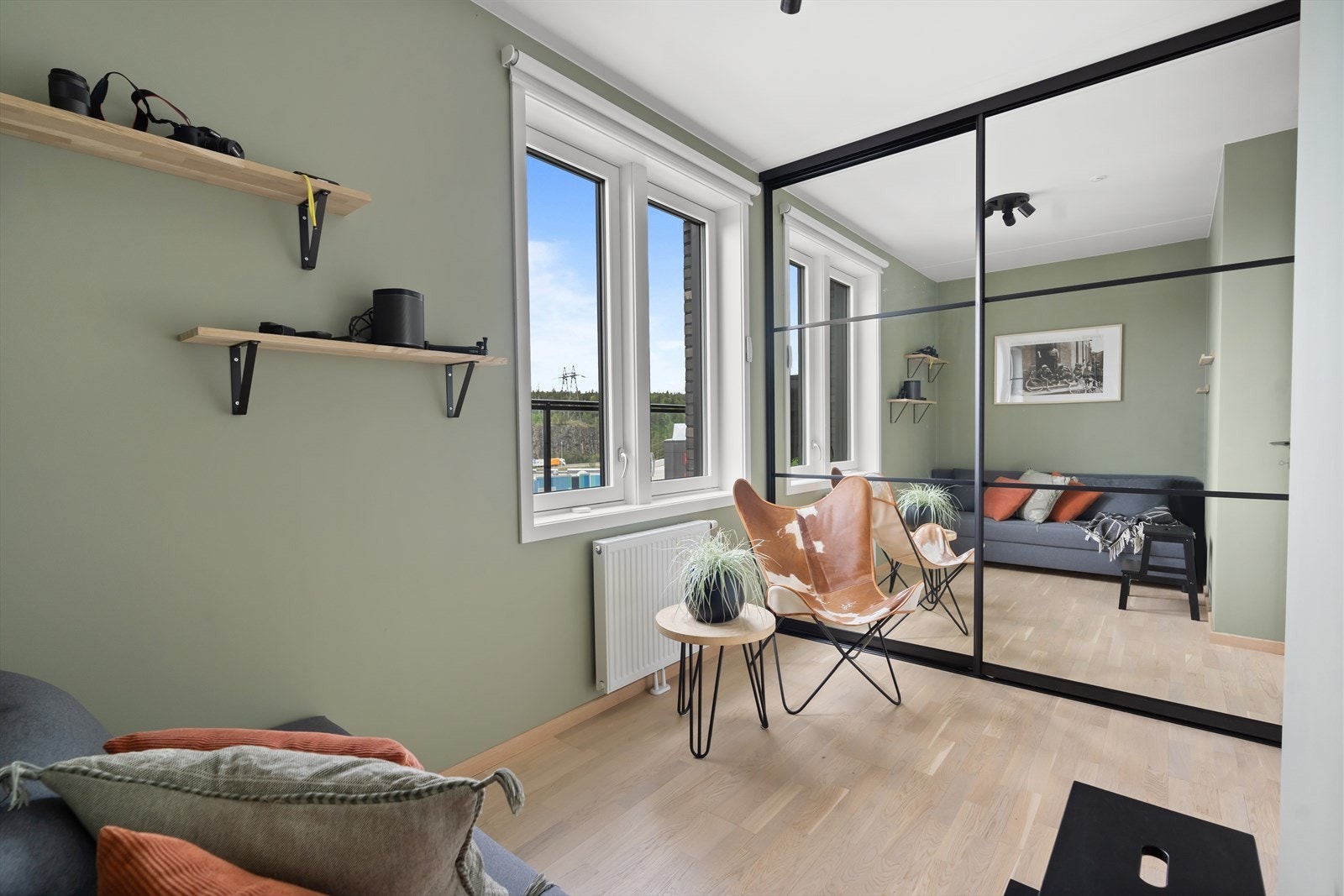 Soverom nr 2 har plass til seng og tilhørende møblement. Dette rommet kan benyttes som et ekstra soverom, gjesterom eller kontor etter eget ønske. Galleribilde