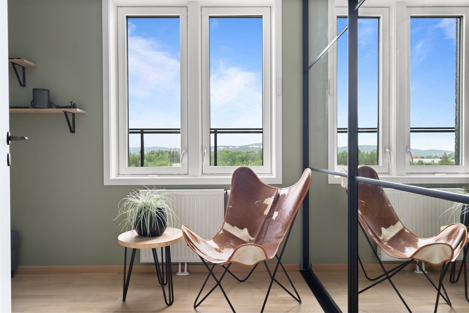 På rommet er det plassert et garderobeskap med god plass til oppbevaring. Galleribilde