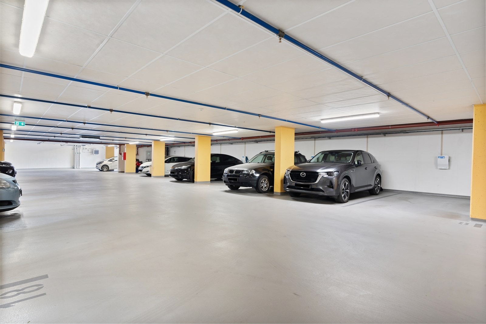 Med leiligheten følger det en parkeringsplass med el-lader i garasjen i kjelleren. Galleribilde