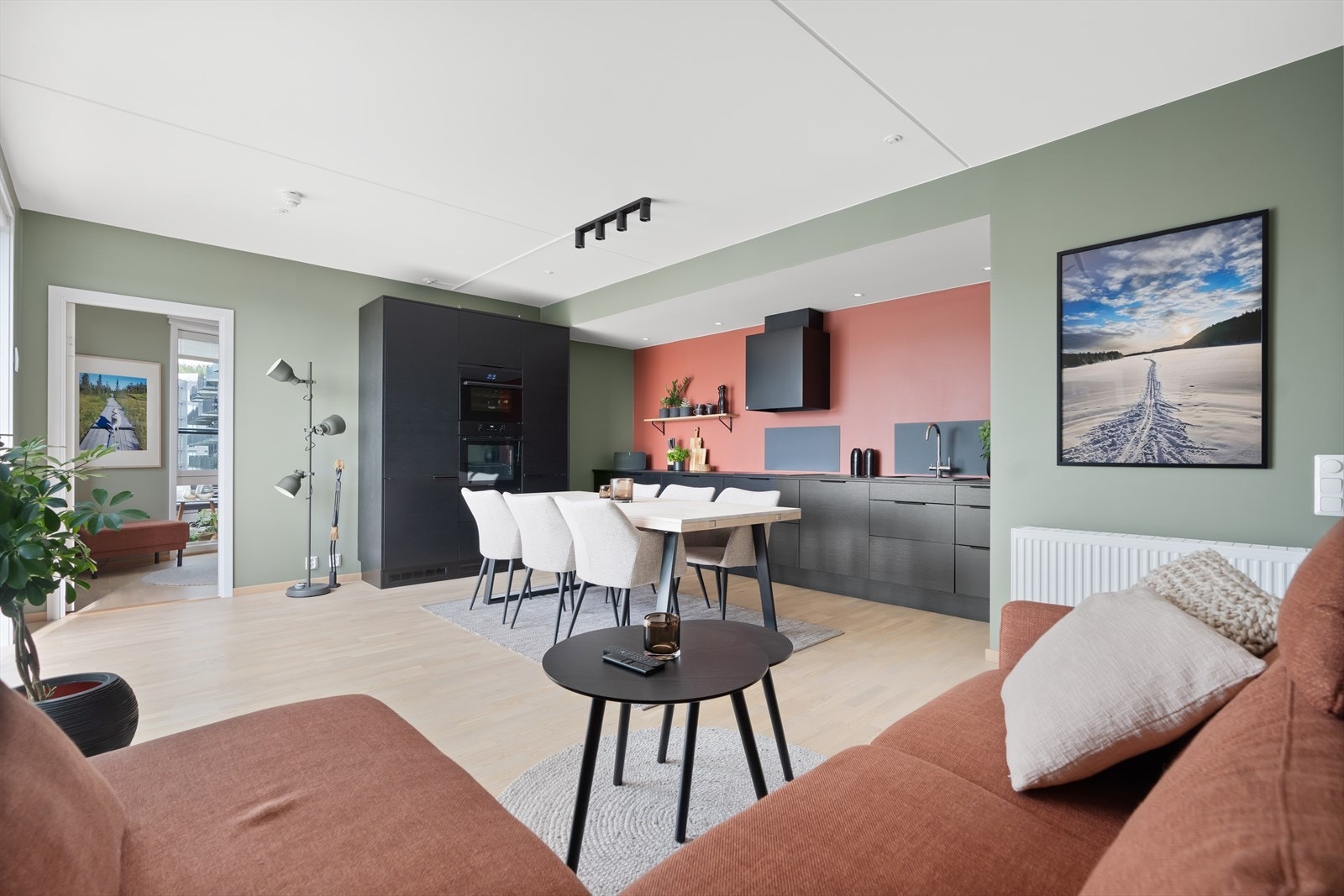 Stuen og kjøkkenet er malt i delikate farger som harmonerer godt sammen og skaper et eksklusivt preg. Galleribilde