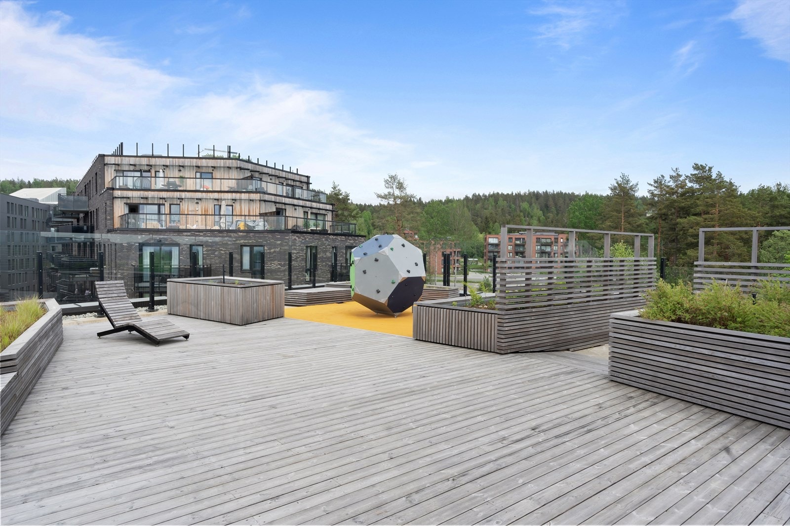 Sameie har en stor felles takterrasse med ulike fasiliteter som kan brukes. Galleribilde