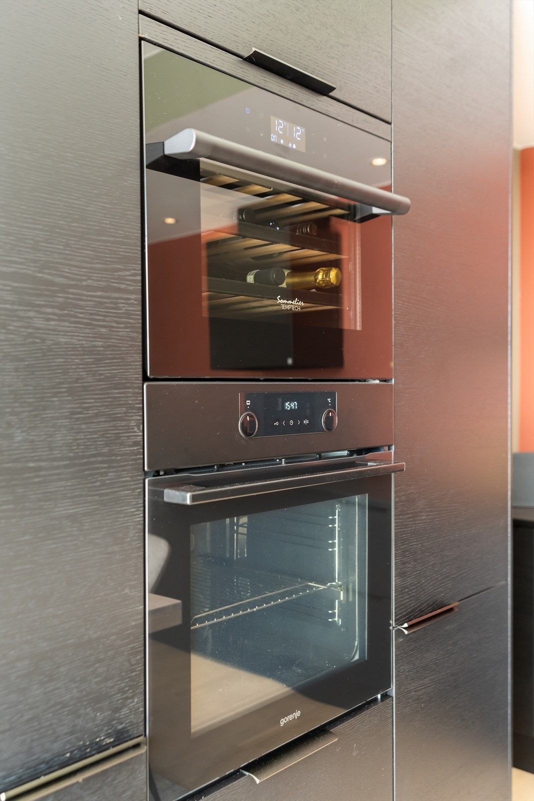 På kjøkkenet finner du integrert vinskap som setter prikken over i'en på leiligheten. Galleribilde