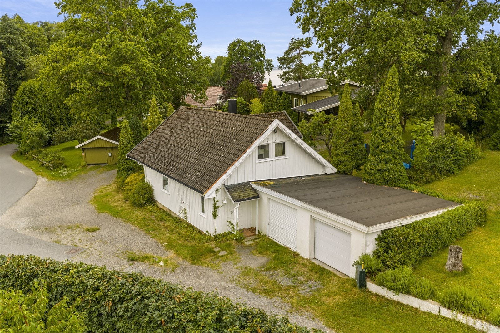 Meget attraktiv beliggenhet helt i ytterkanten av feltet. Her bor du med frodige friarealer rett utenfor døren! Galleribilde