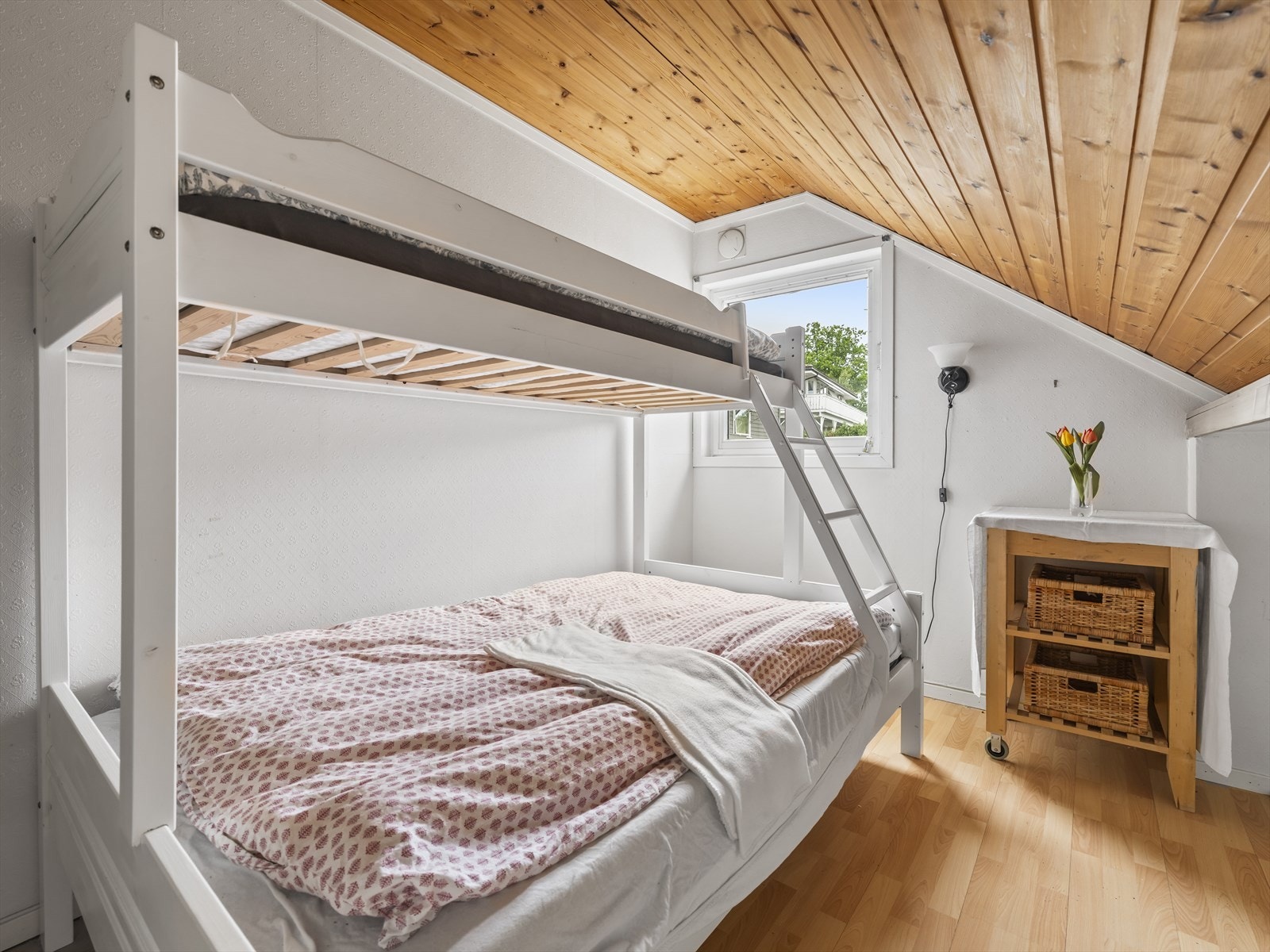 Boligen har to soverom med denne størrelsen i tillegg til hovedsoverom Galleribilde